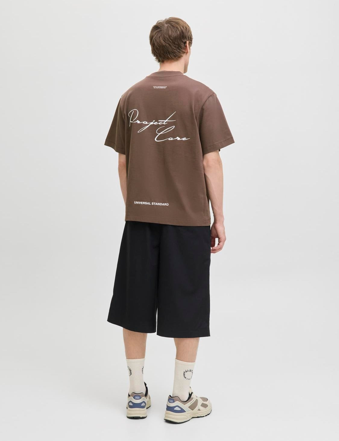 JACK & JONES JCOCOVER script back tee crew neck in seal brown - Image 2