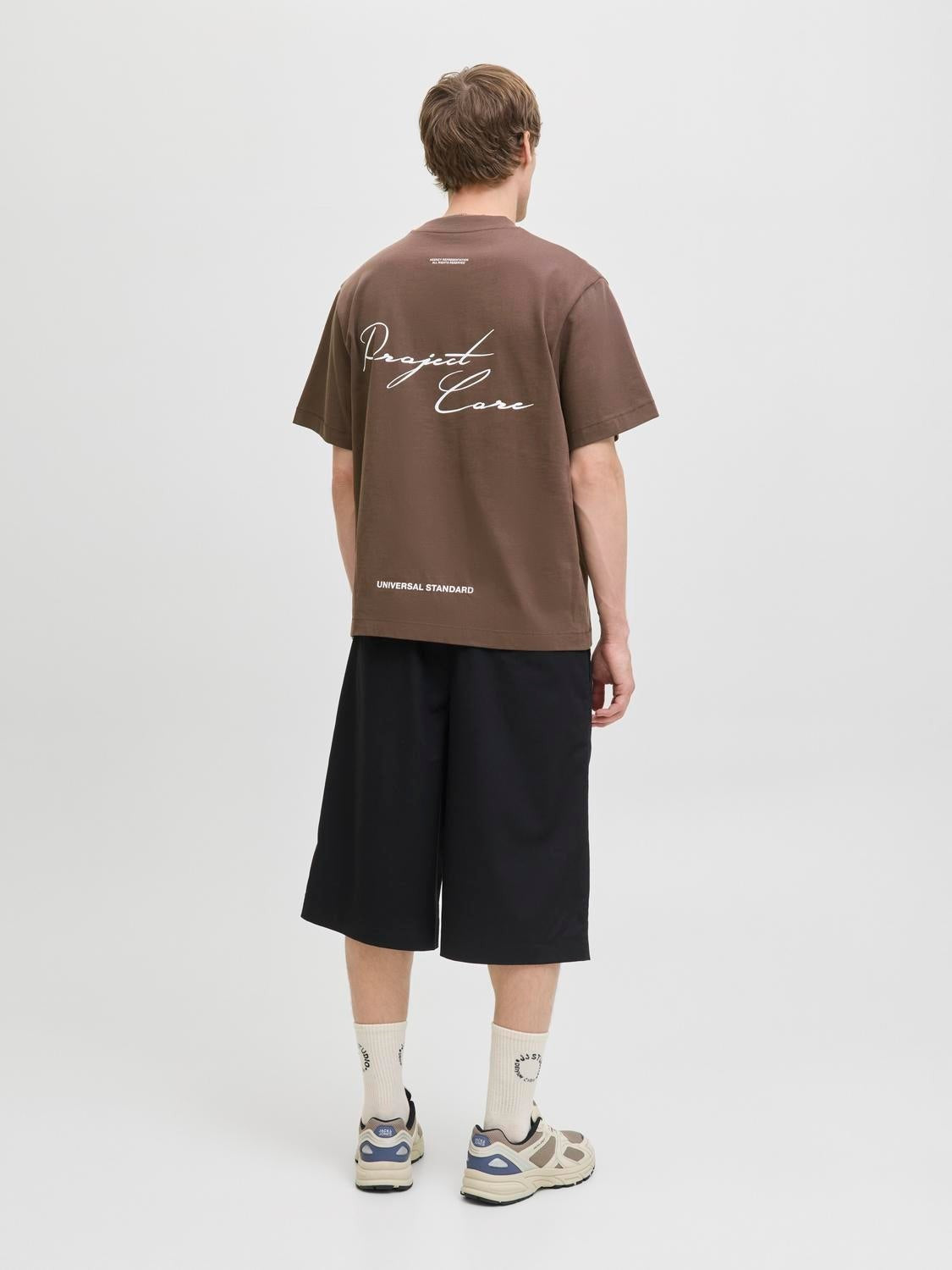 JACK & JONES JCOCOVER script back tee crew neck in seal brown - Image 2