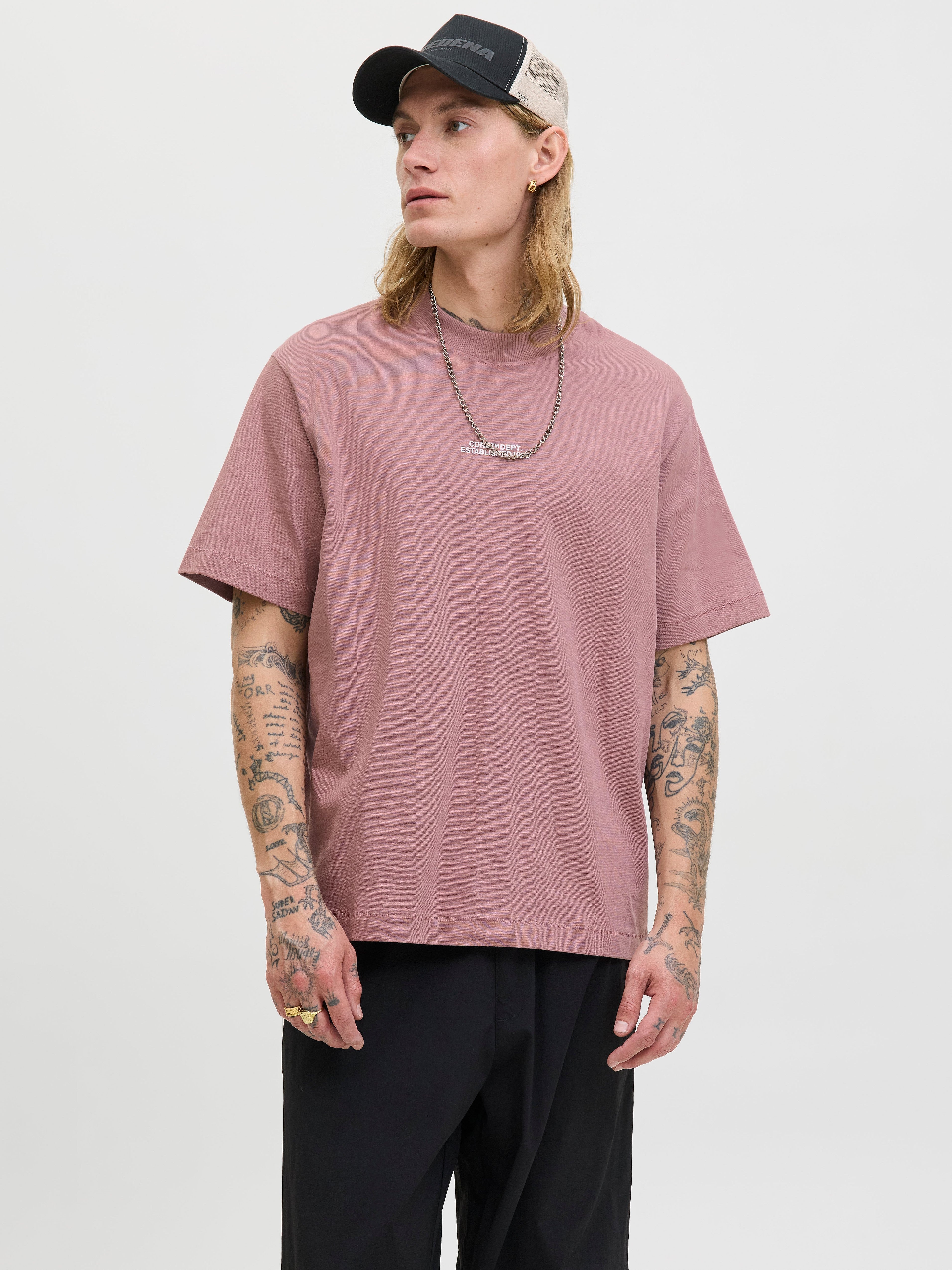 JACK & JONES JCOCOVER script back tee crew neck in grape shake - Image 1