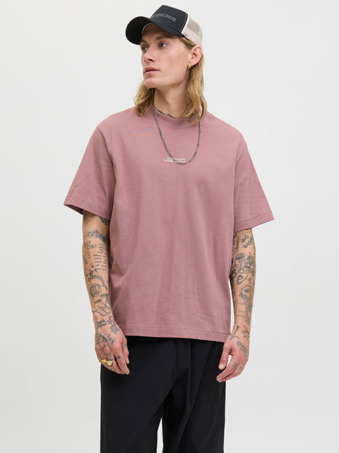 JACK & JONES JCOCOVER script back tee crew neck in grape shake