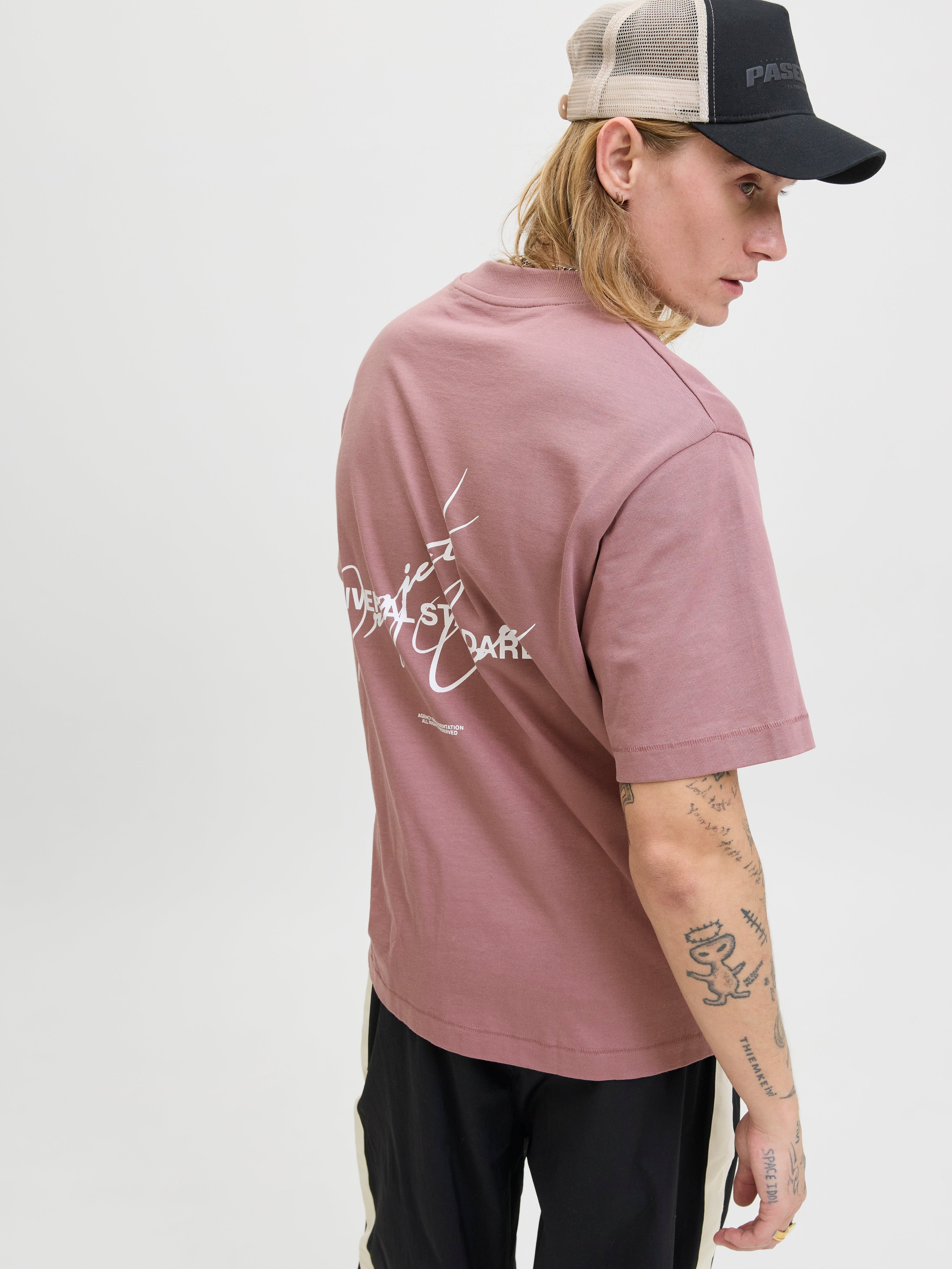 JACK & JONES JCOCOVER script back tee crew neck in grape shake - Image 8