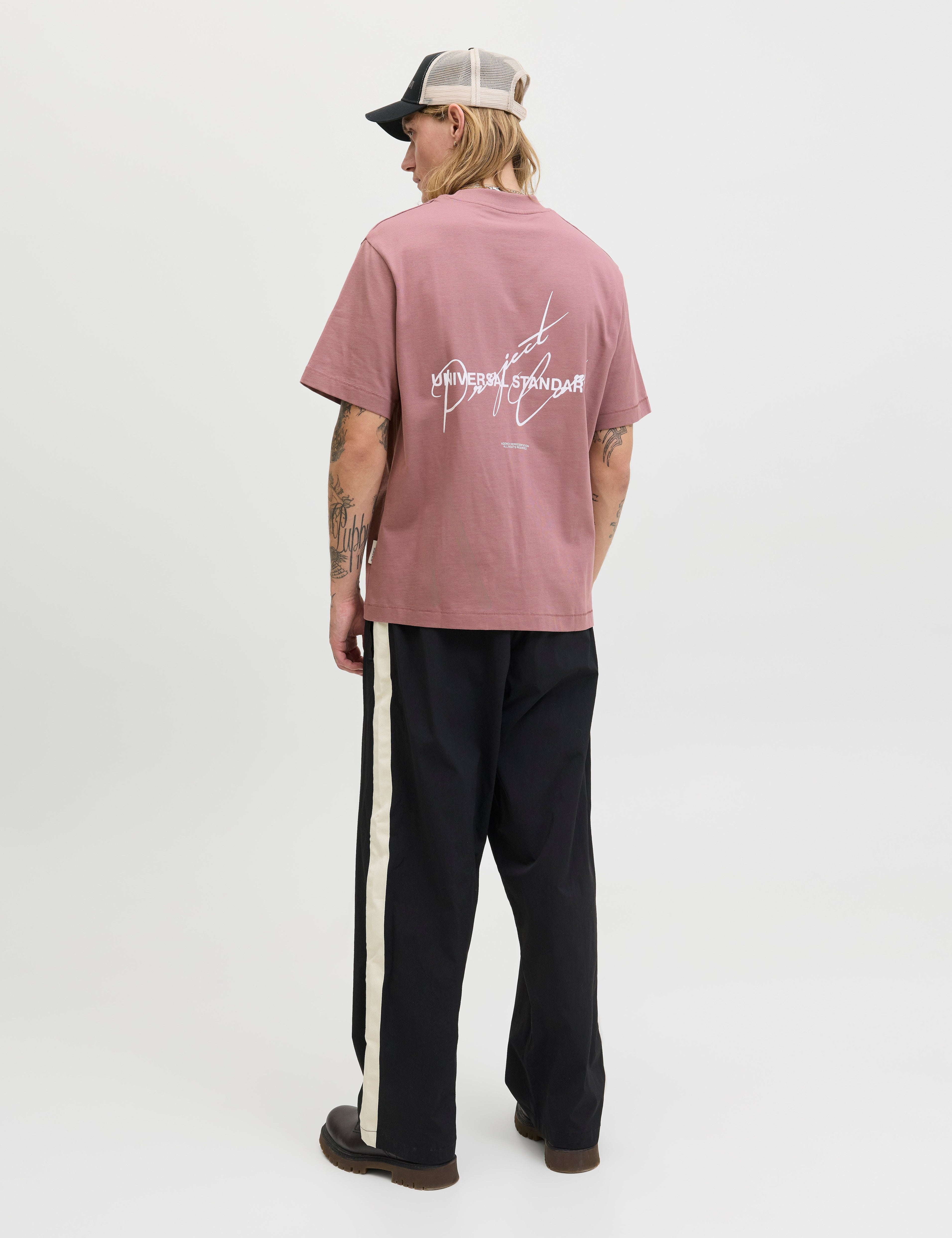 JACK & JONES JCOCOVER script back tee crew neck in grape shake - Image 2