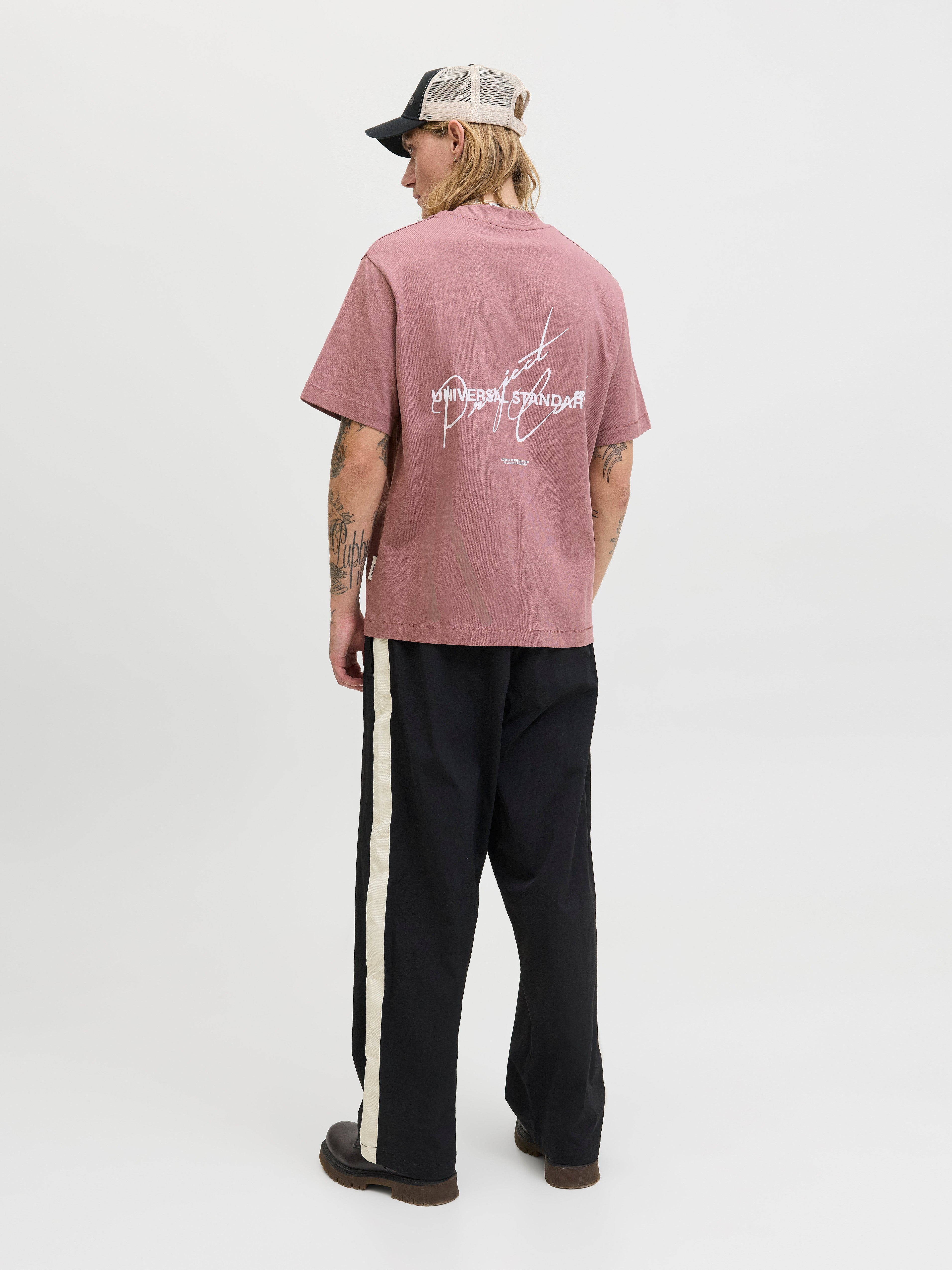 JACK & JONES JCOCOVER script back tee crew neck in grape shake - Image 2
