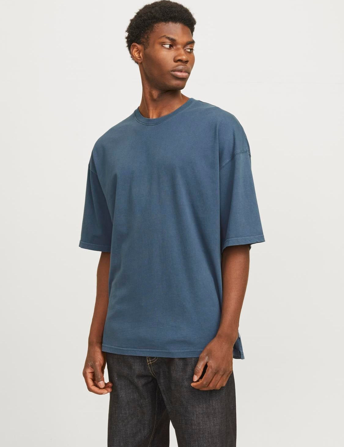 JACK & JONES JJECHARGE faded tee o-neck in mood indigo - Image 1
