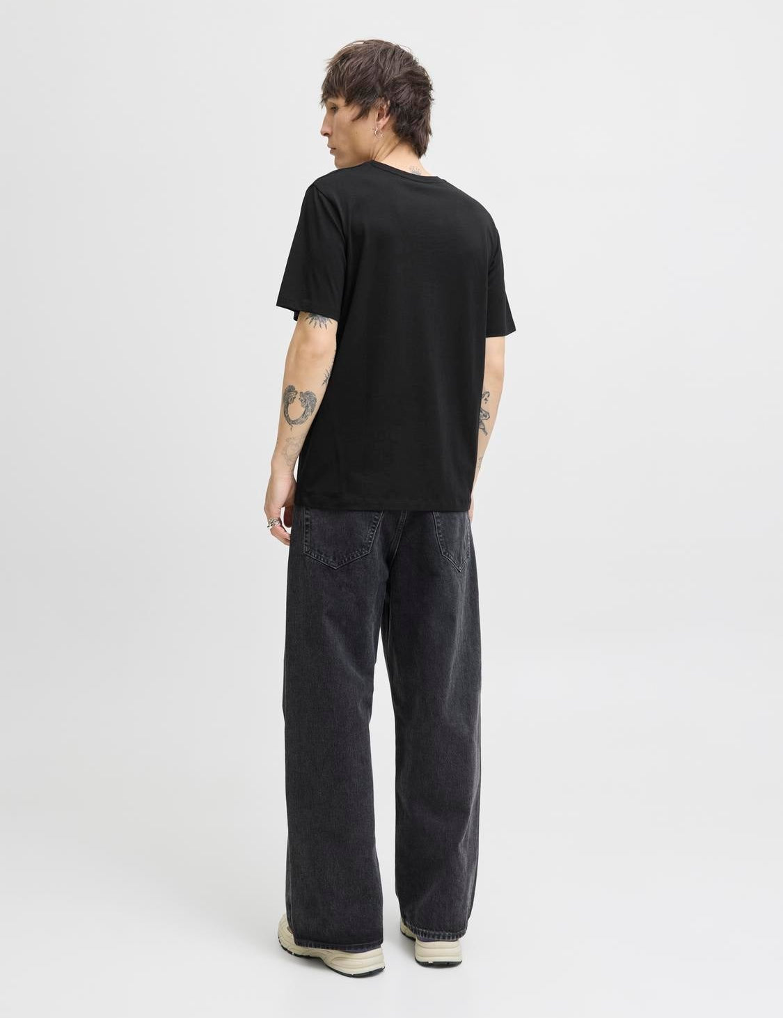 JACK & JONES JJELOGO tee o-neck col in black - Image 2