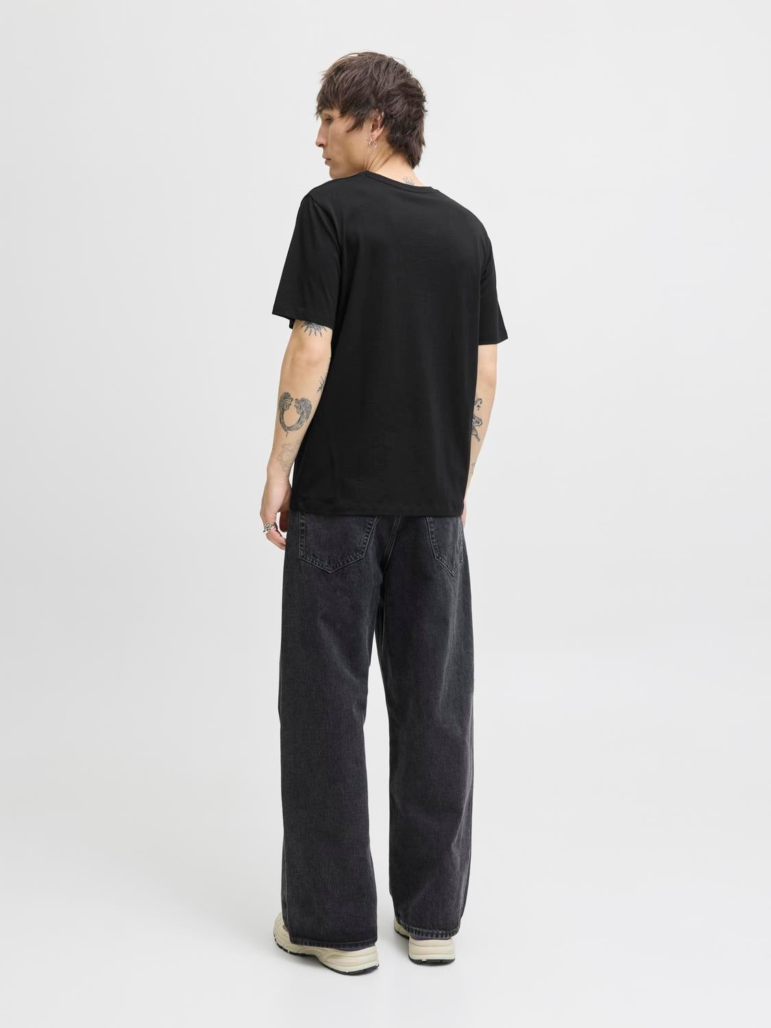JACK & JONES JJELOGO tee o-neck col in black - Image 2