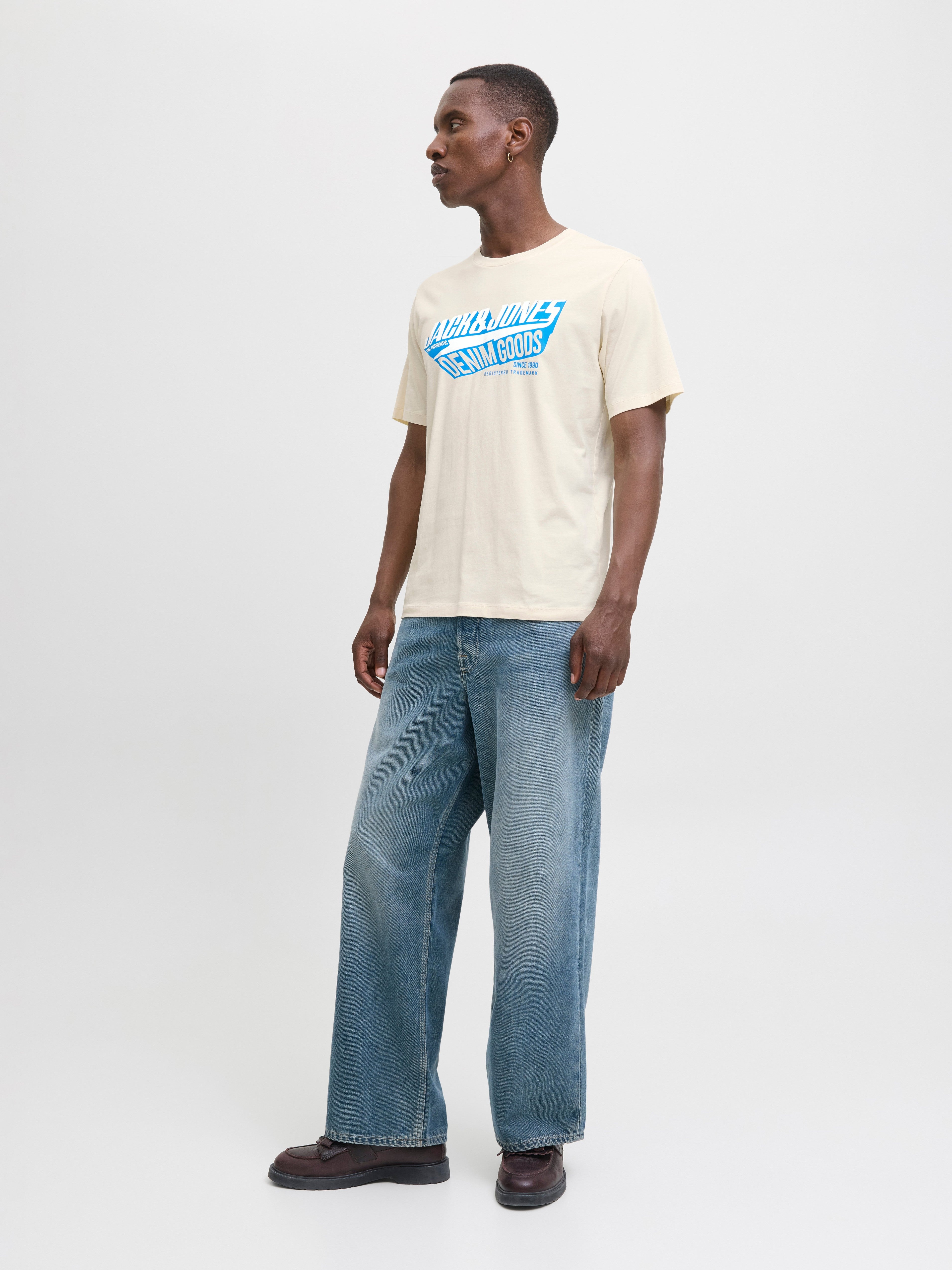 JACK & JONES JJELOGO tee o-neck col in antique white - Image 4
