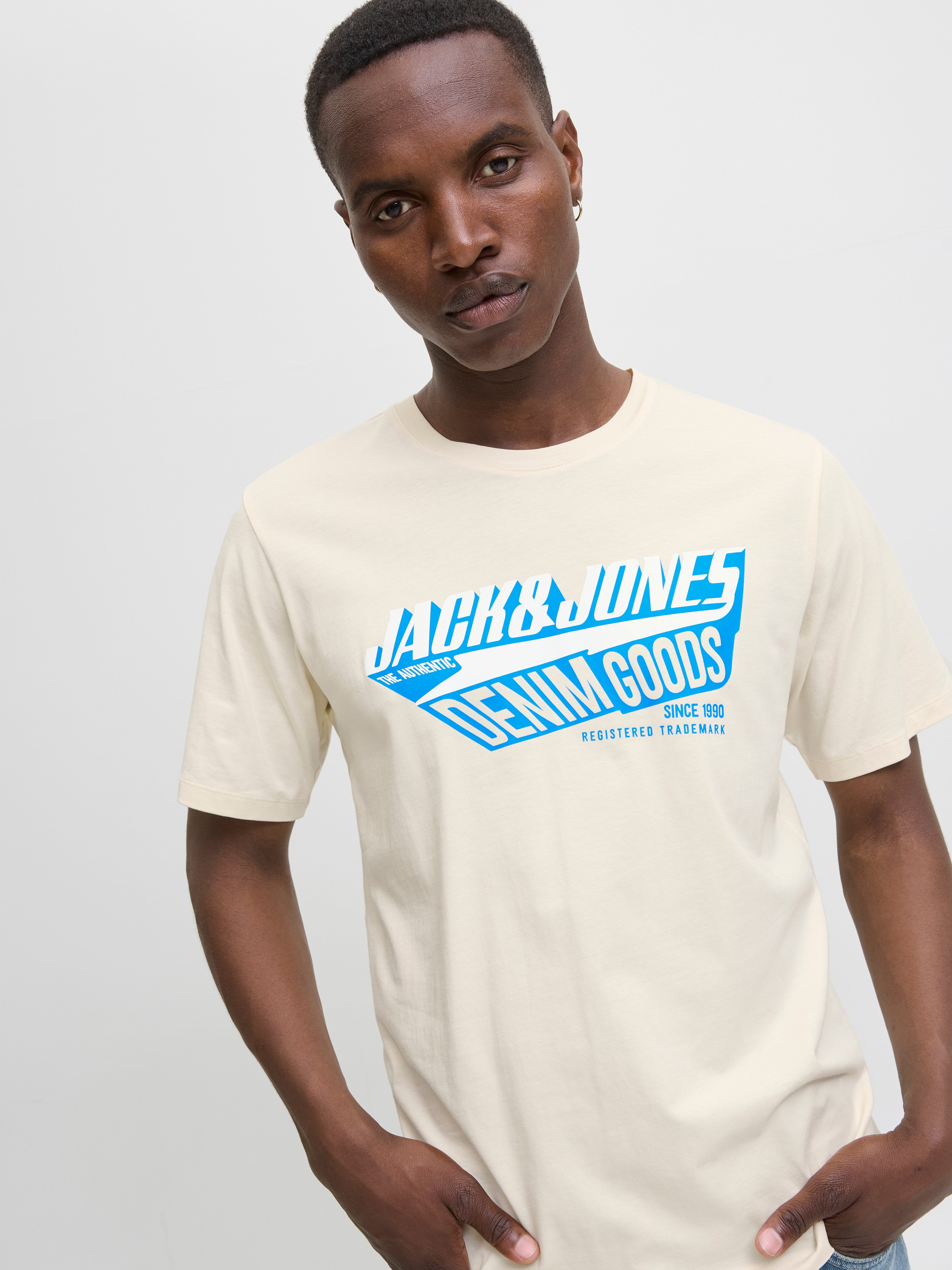 JACK & JONES JJELOGO tee o-neck col in antique white - Image 7