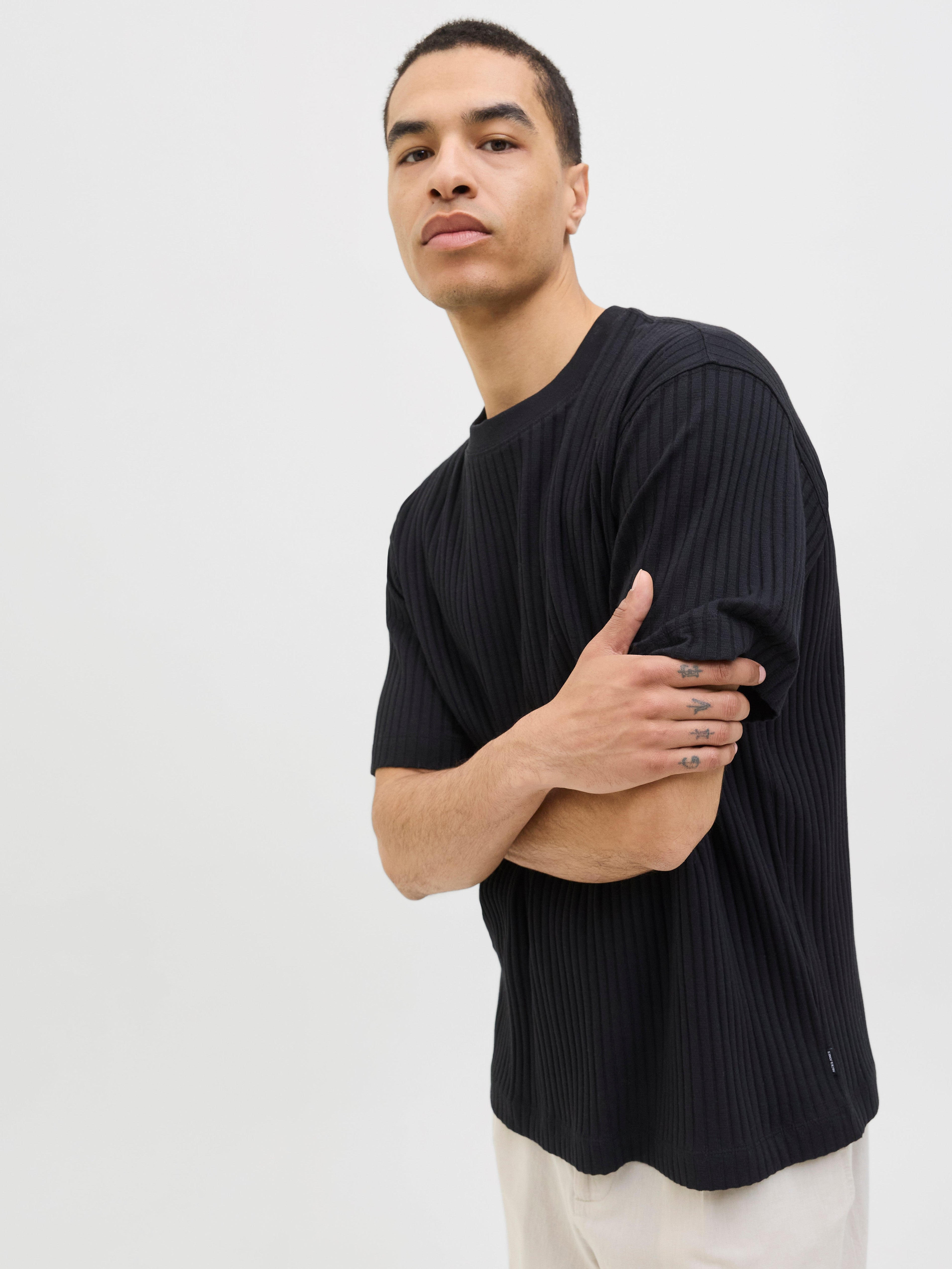 JACK & JONES JJEURBAN edge structure tee in black 1 - Image 7