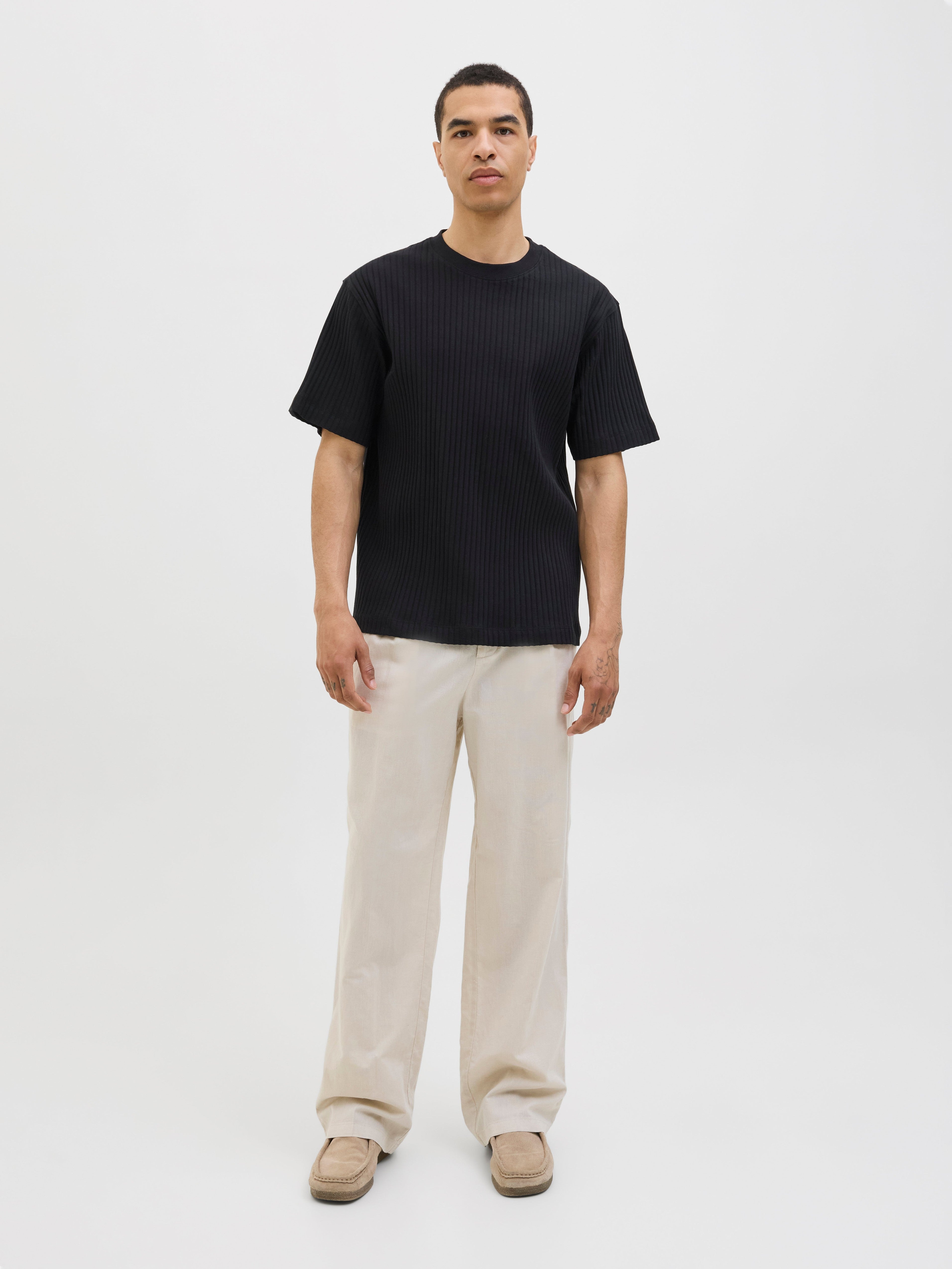 JACK & JONES JJEURBAN edge structure tee in black 1 - Image 4