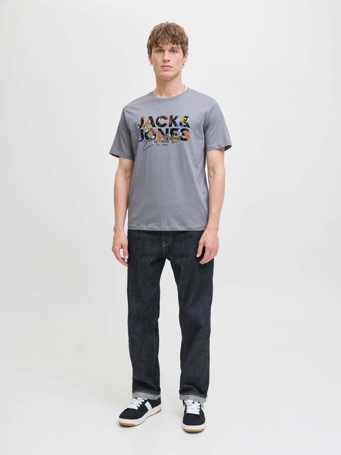 JACK & JONES JJGEPLAS tee crew neck in ultimate grey - Image 4