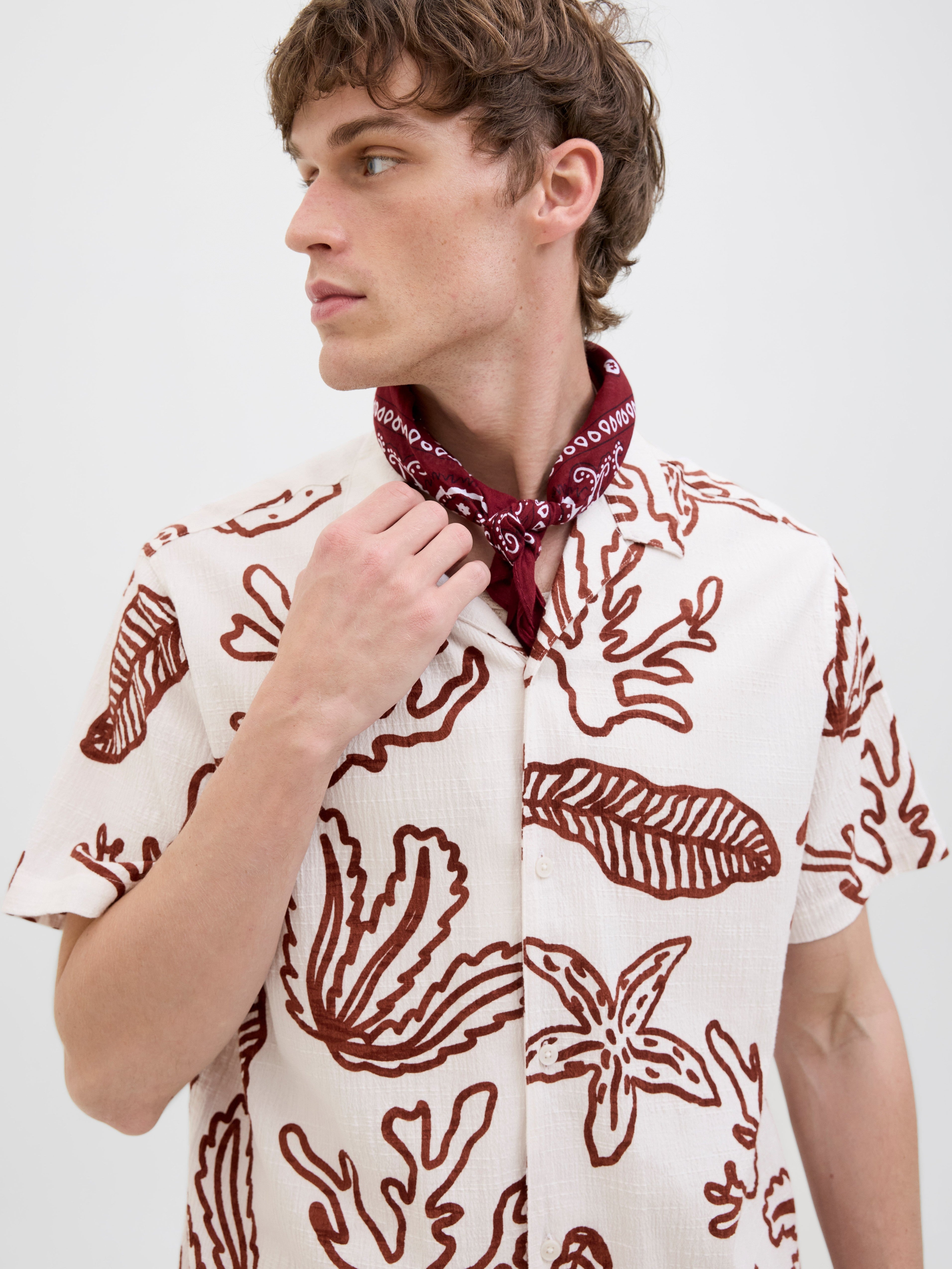 JACK & JONES JORLUKE crinkle aop shirt in cloud dancer - Image 7