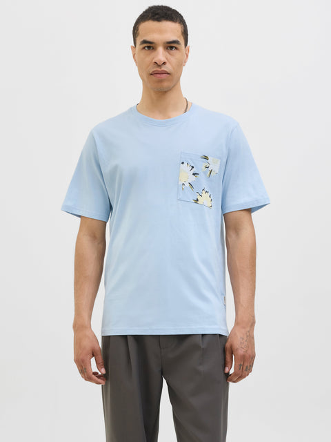 JACK & JONES JORTAVIRA aop pocket tee crew neck in skyway