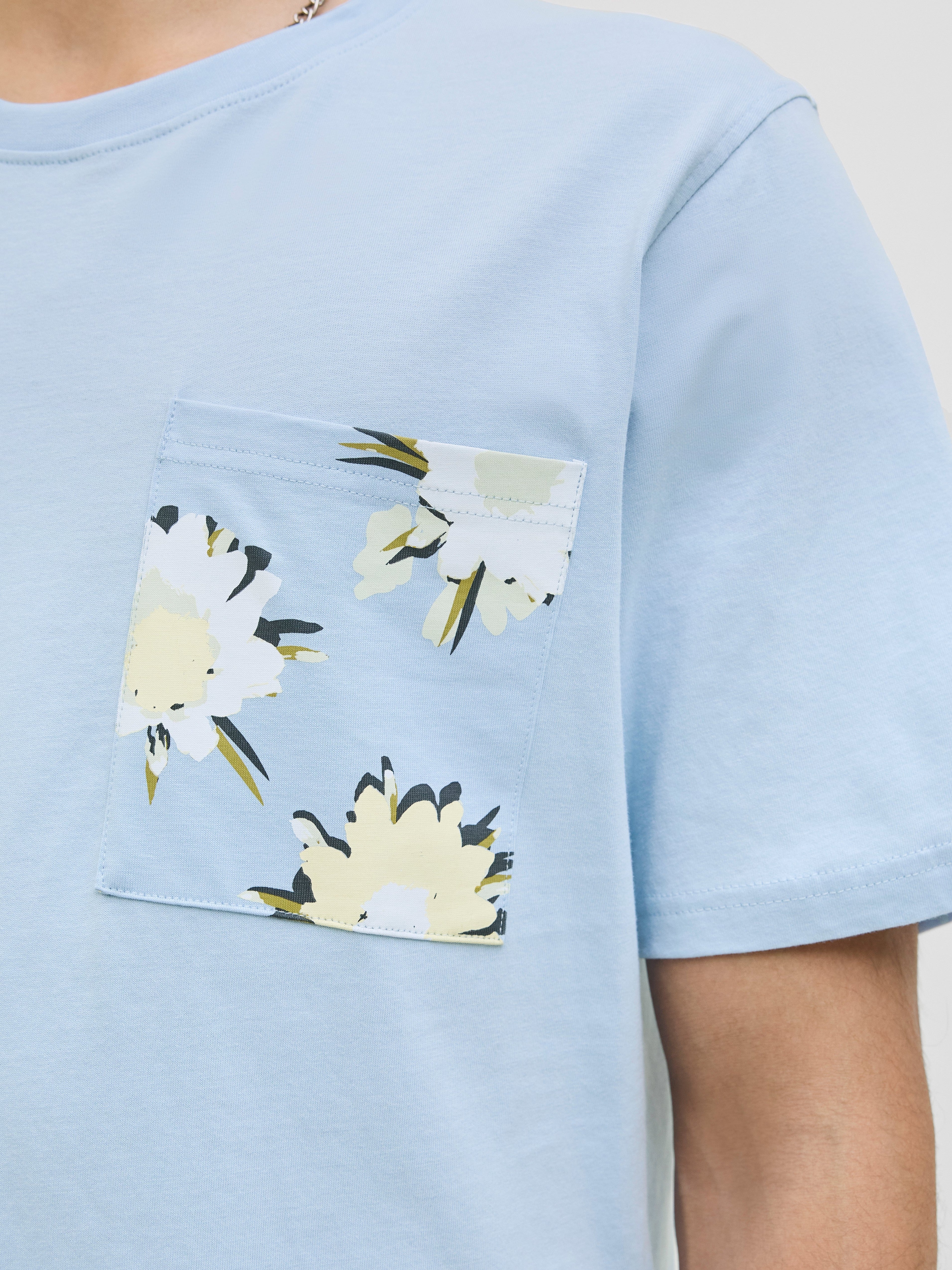 JACK & JONES JORTAVIRA aop pocket tee crew neck in skyway - Image 5