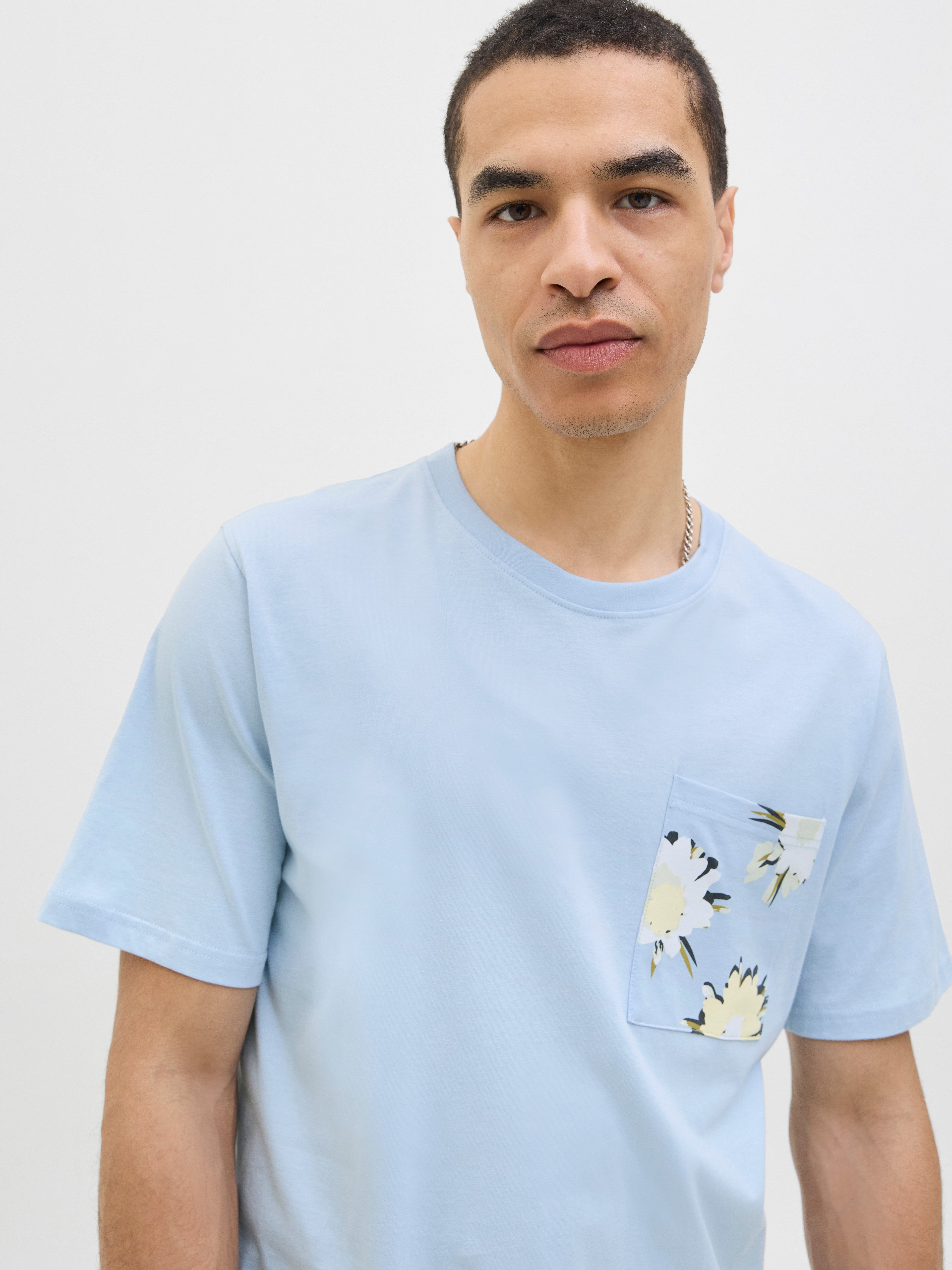 JACK & JONES JORTAVIRA aop pocket tee crew neck in skyway - Image 7