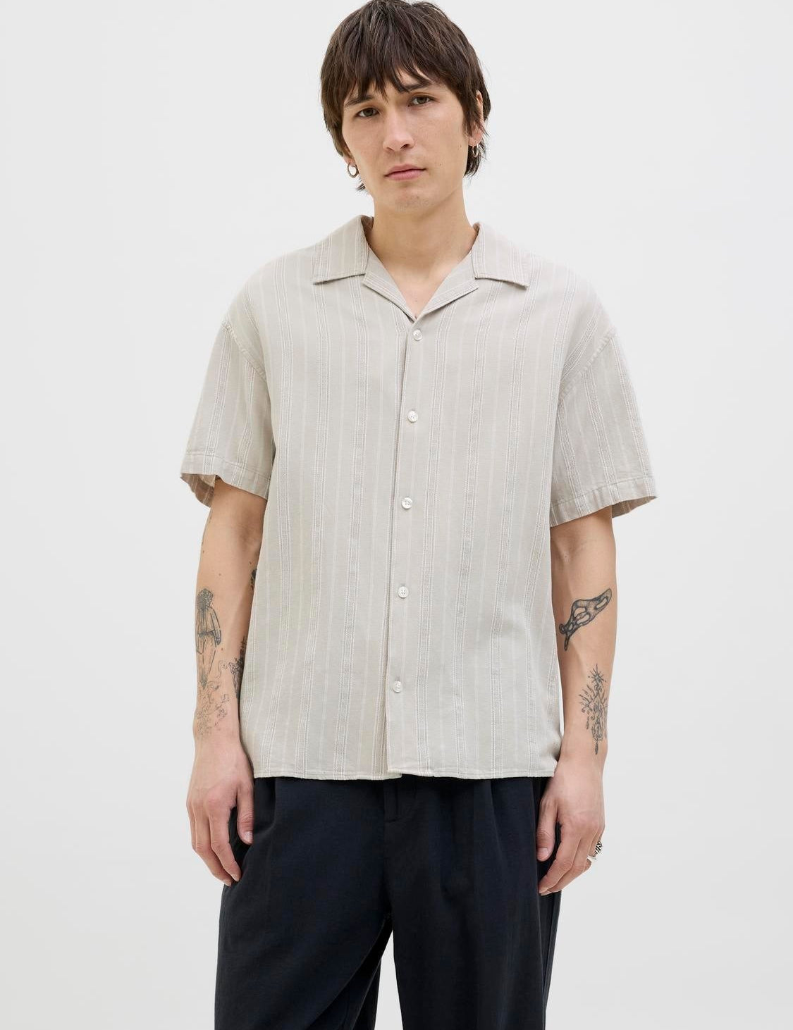 JACK & JONES JPRCCMONTANA dobby resort shirt in silver lining - Image 1
