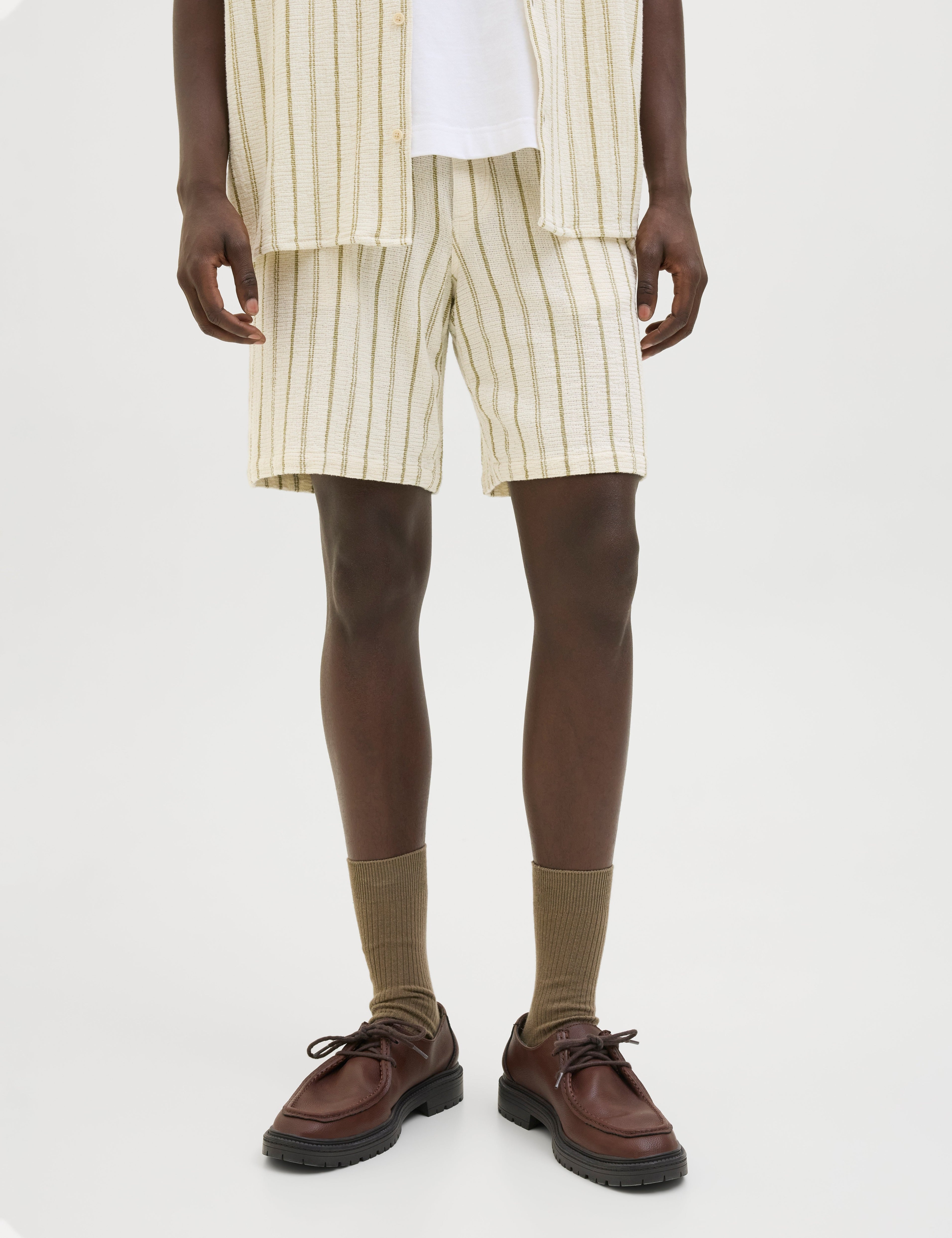 JACK & JONES JPSTJAIDEN coba stripe jog short in cedar - Image 1