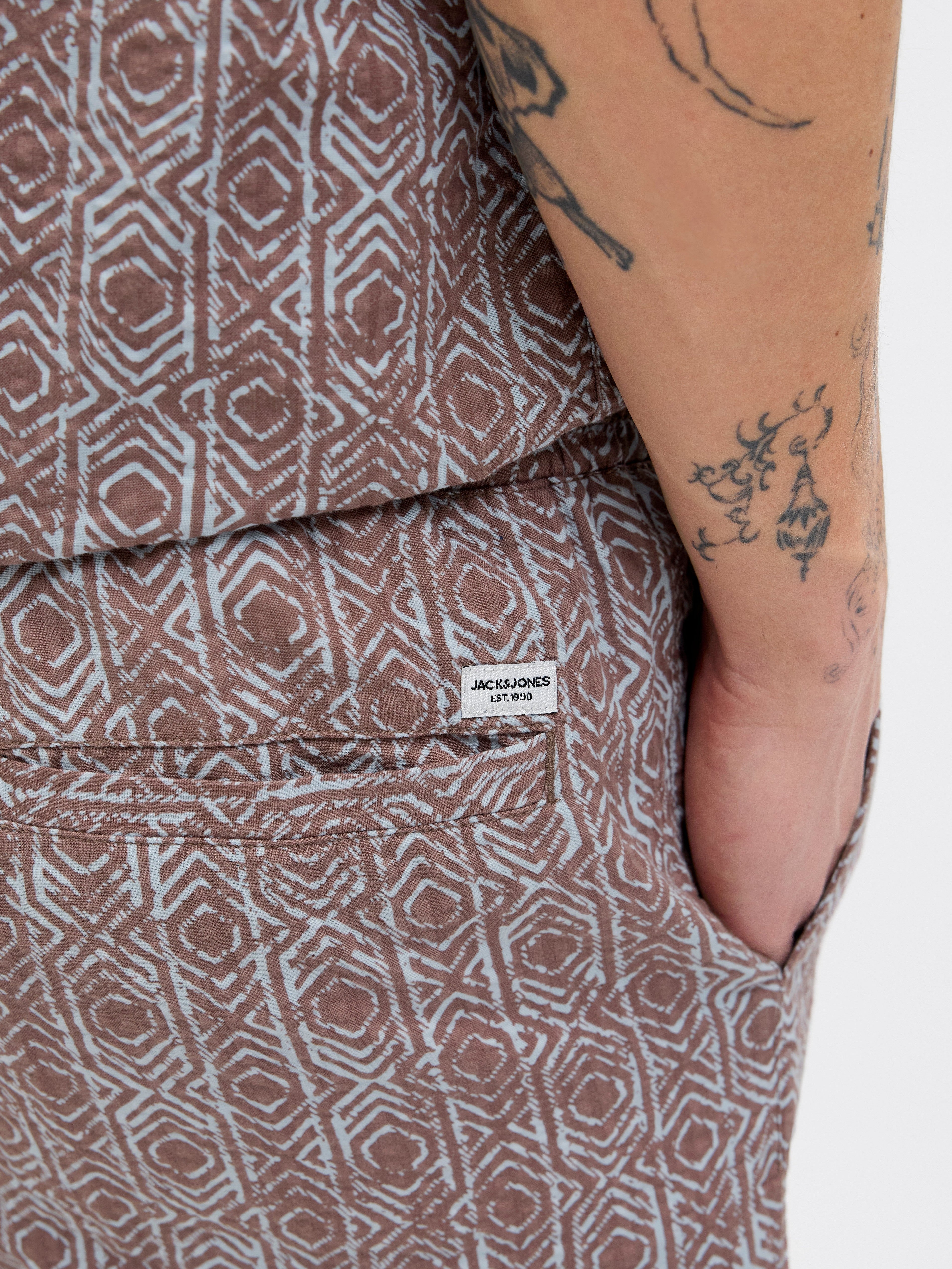 JACK & JONES JPSTJAIDEN seersucker aop short in deep taupe - Image 7