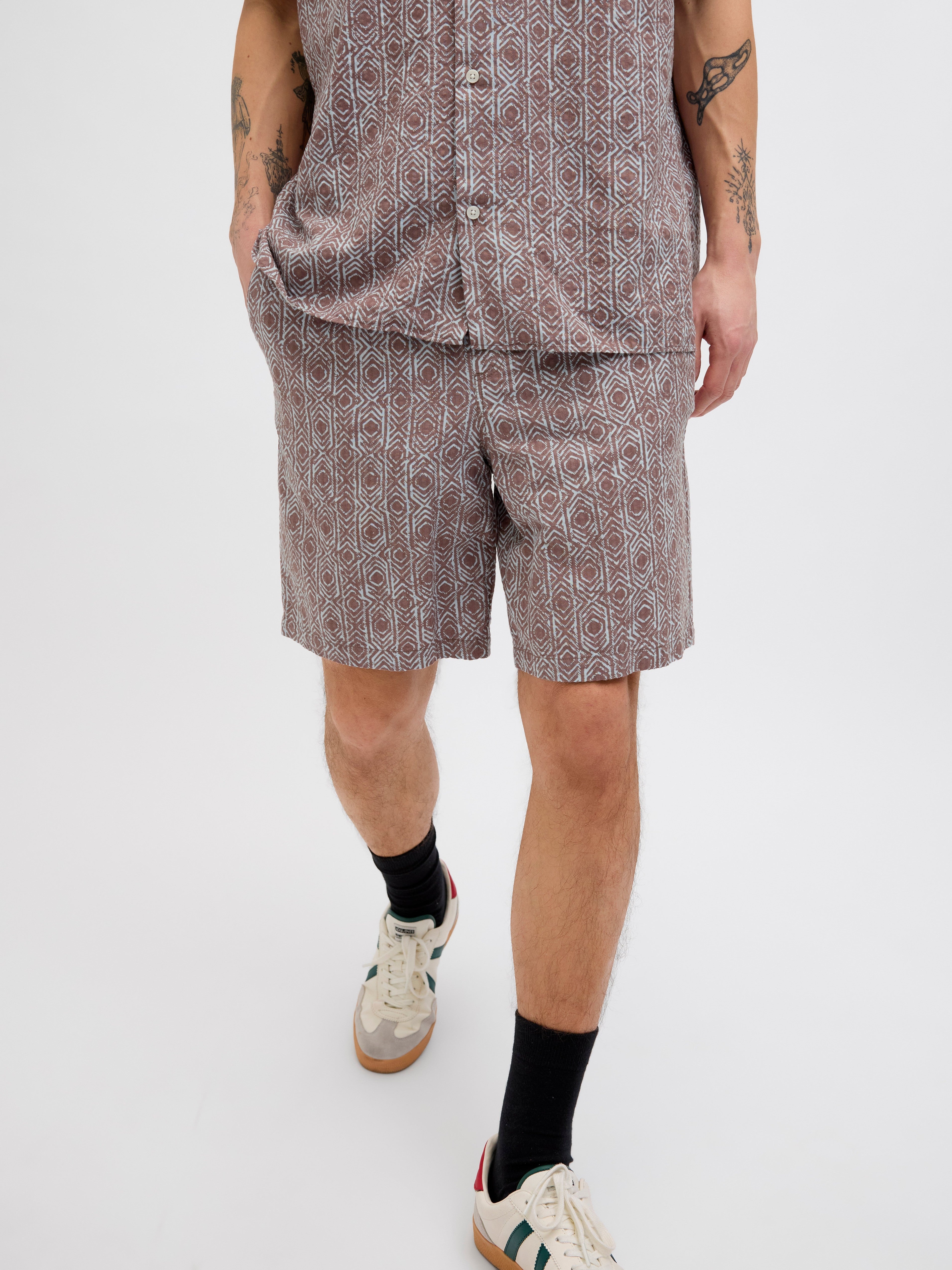 JACK & JONES JPSTJAIDEN seersucker aop short in deep taupe - Image 8