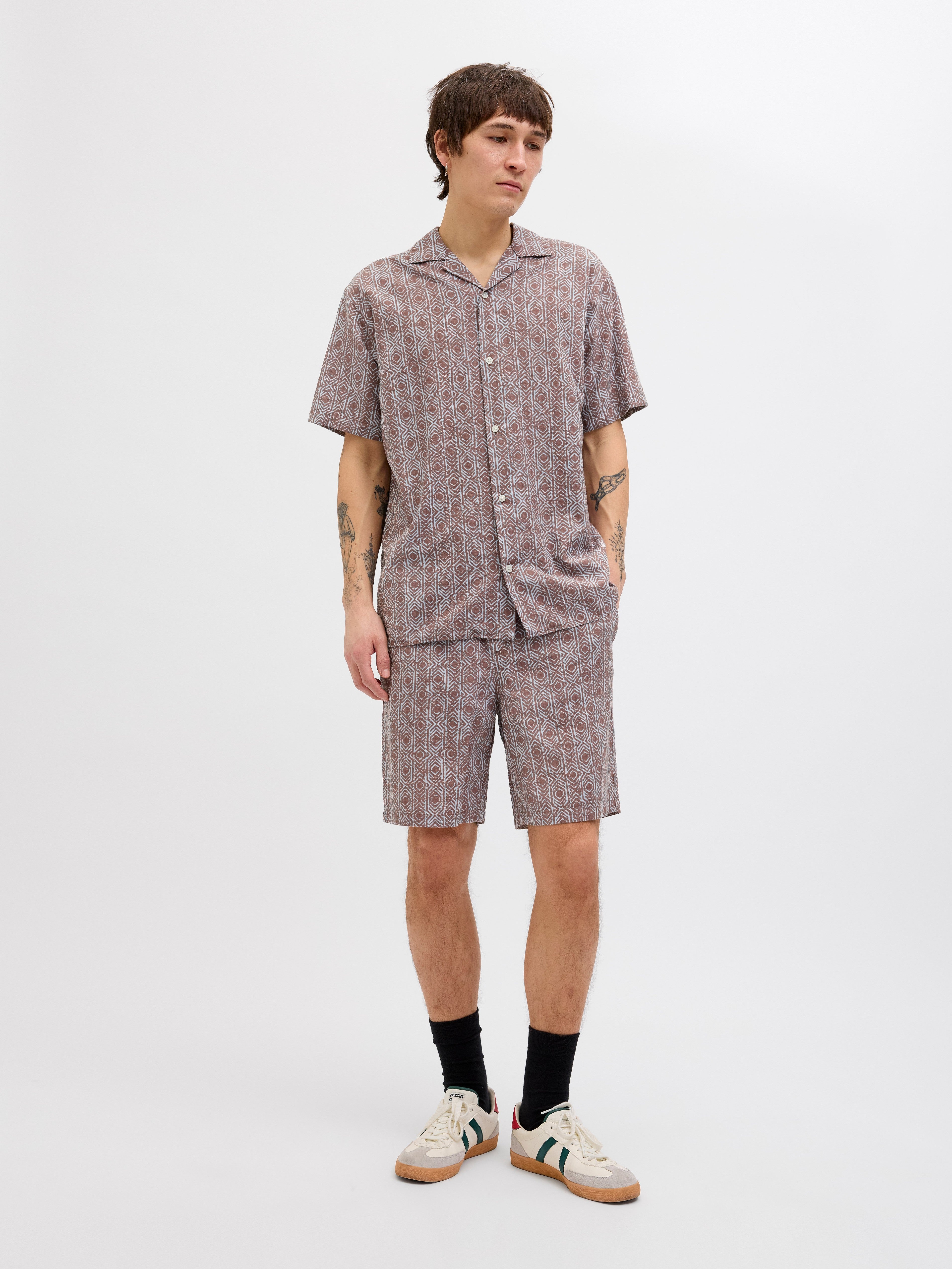 JACK & JONES JPSTJAIDEN seersucker aop short in deep taupe - Image 5