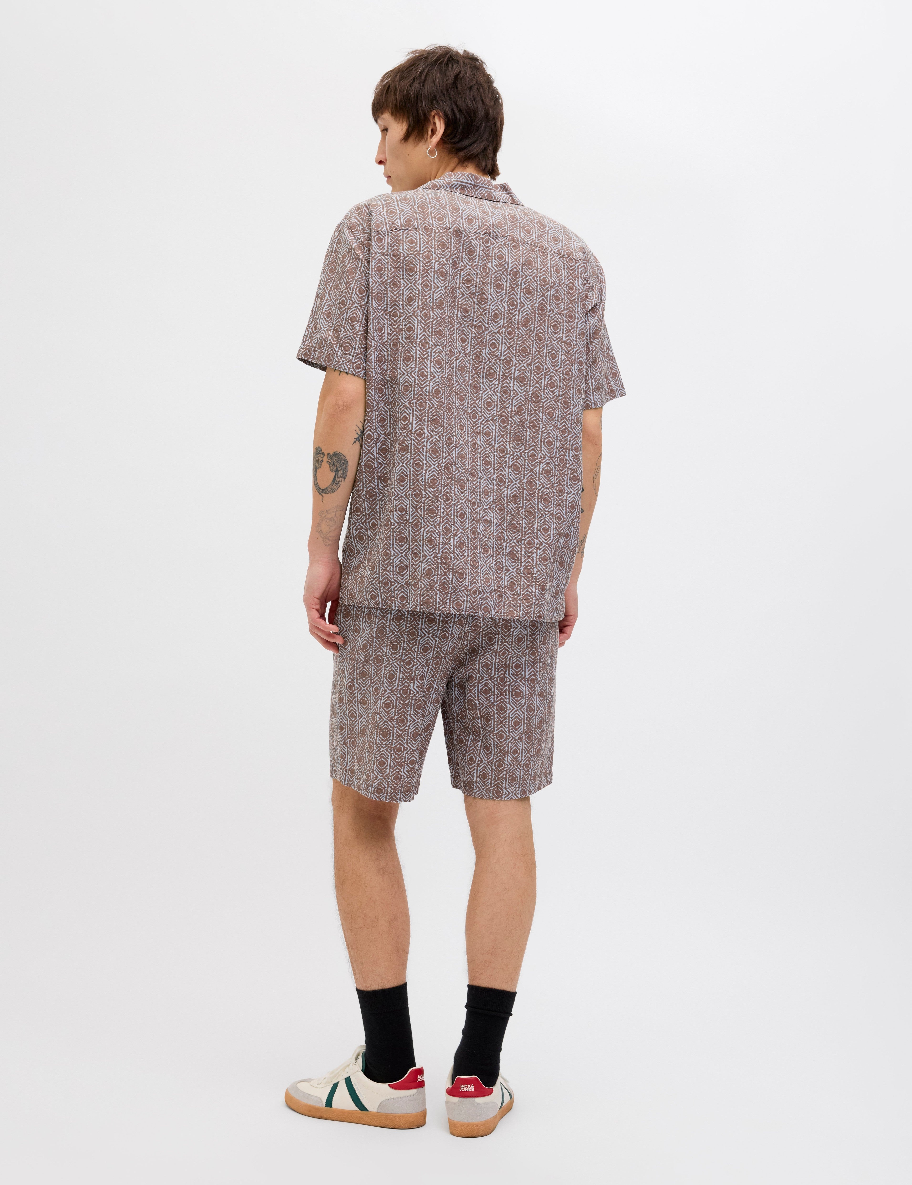 JACK & JONES JPSTJAIDEN seersucker aop short in deep taupe - Image 2