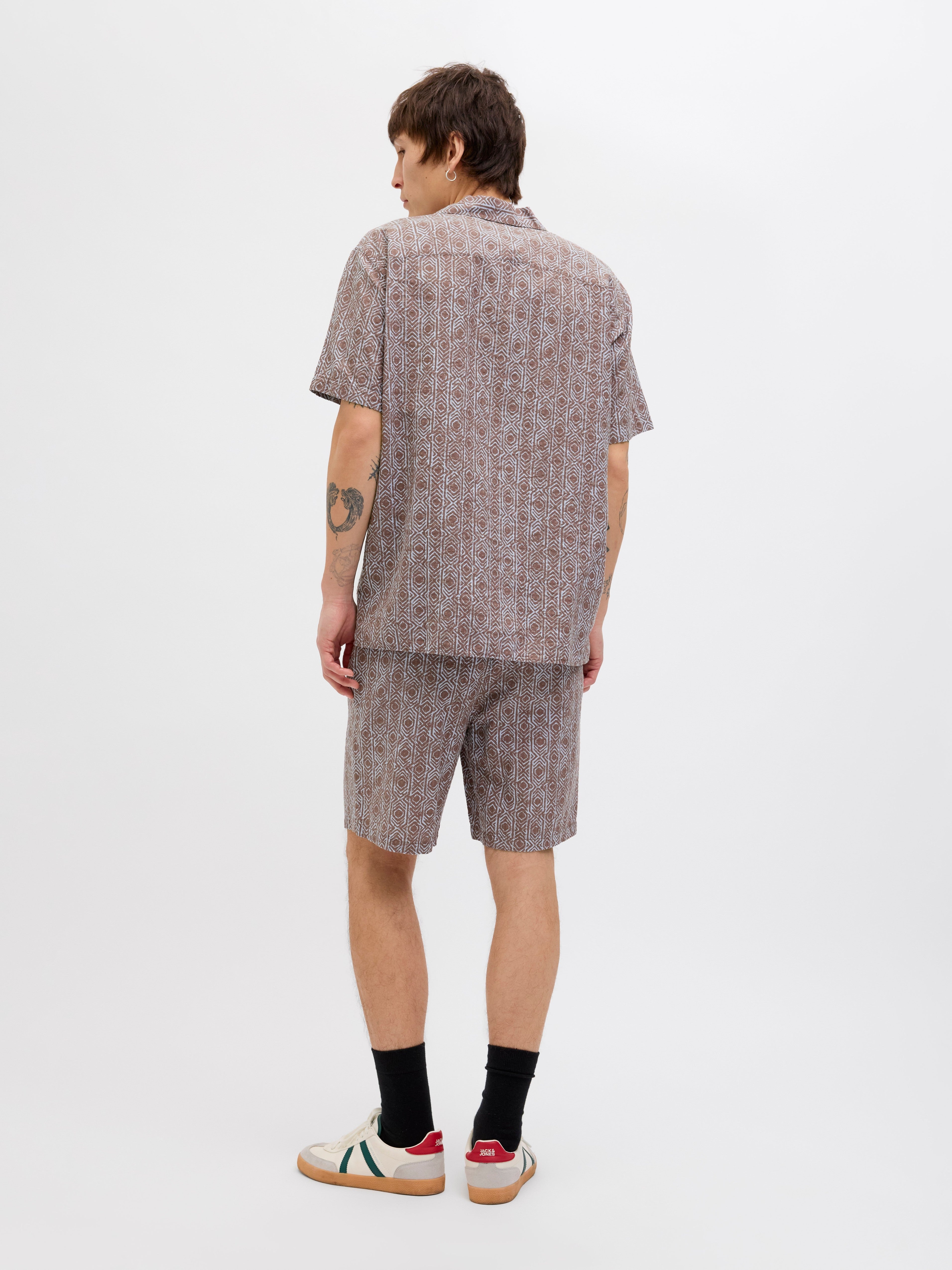 JACK & JONES JPSTJAIDEN seersucker aop short in deep taupe - Image 2