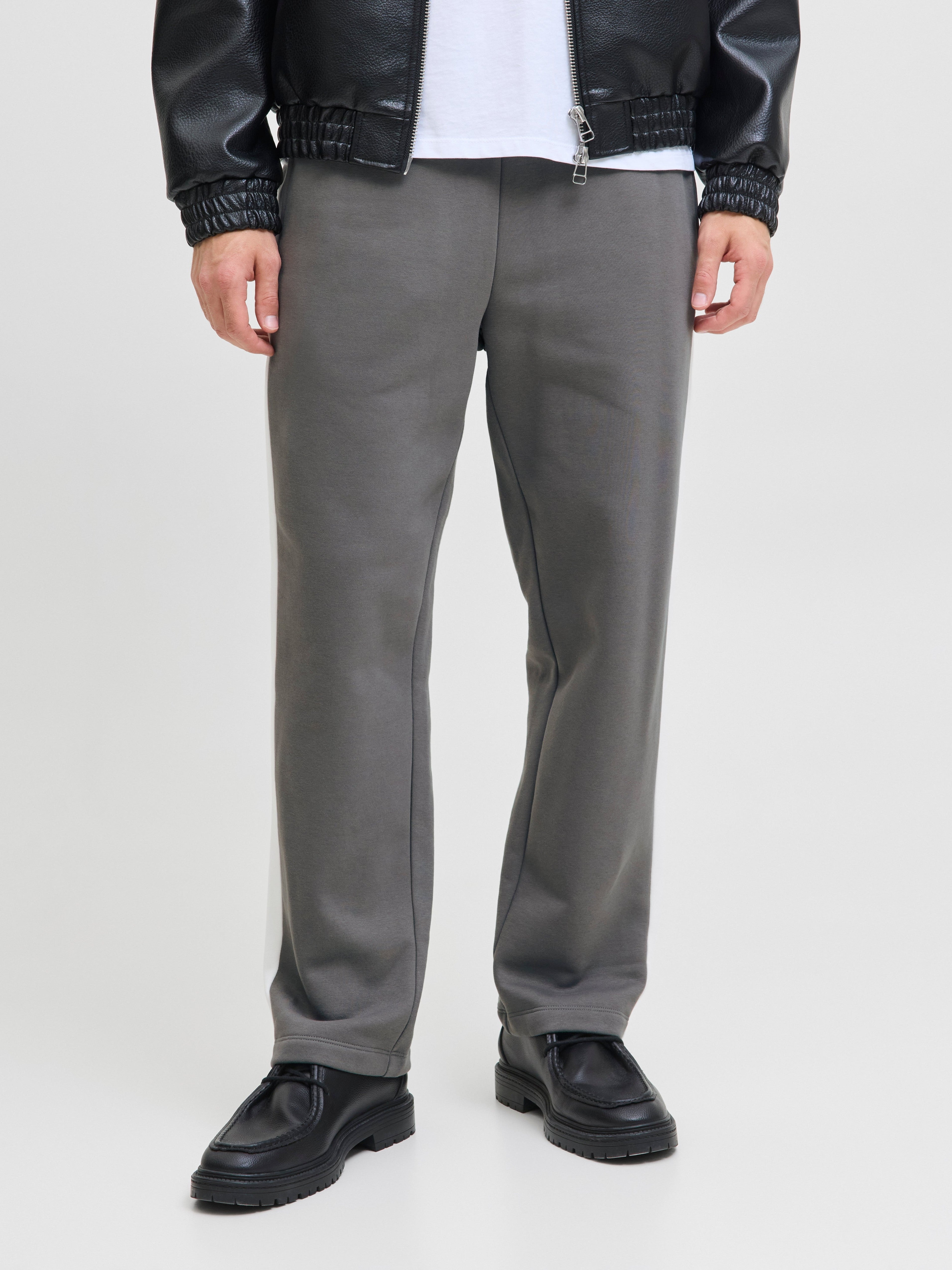 JACK & JONES JPSTKARL caspar sweat pants in castlerock - Image 1