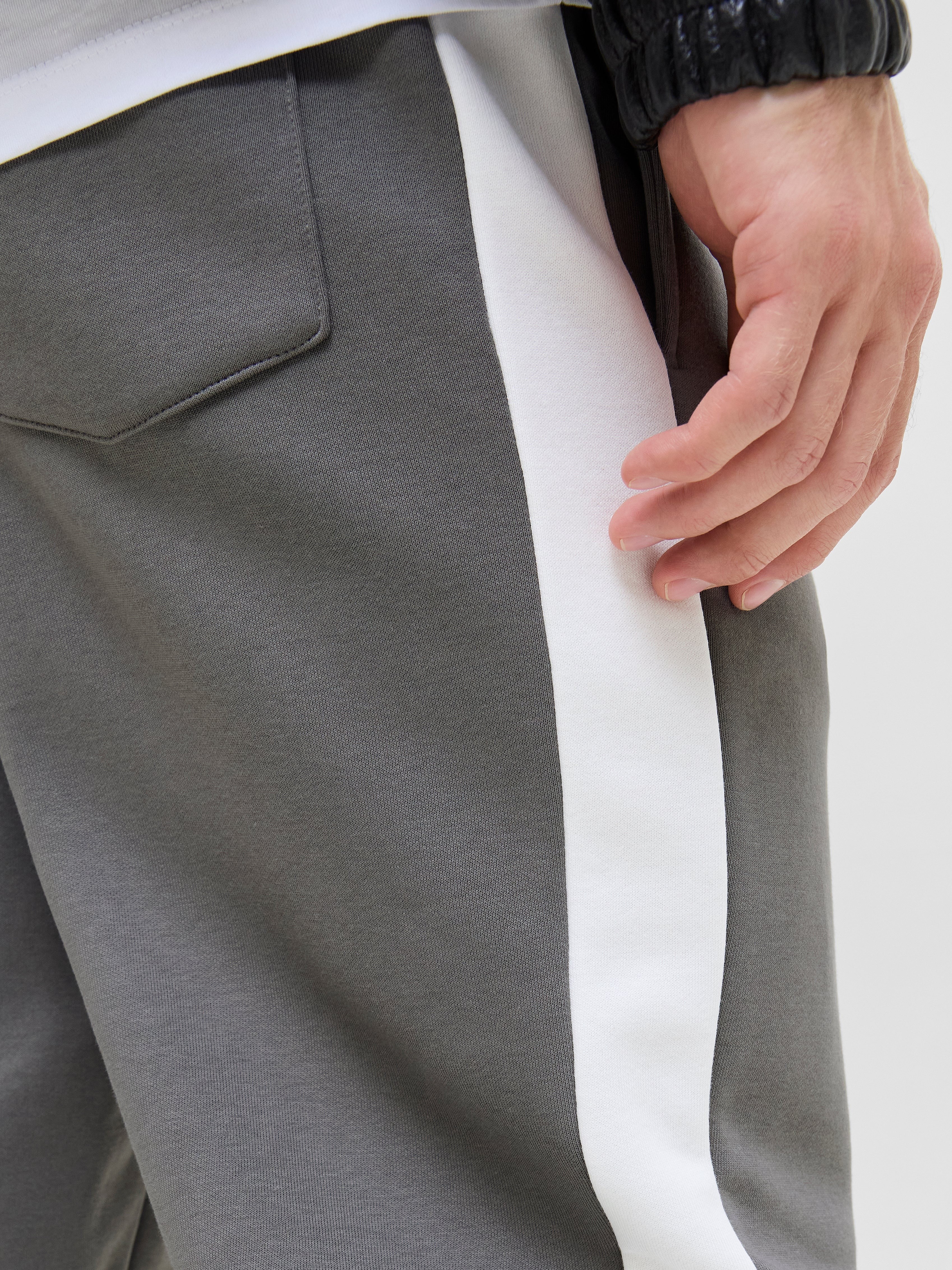 JACK & JONES JPSTKARL caspar sweat pants in castlerock - Image 6