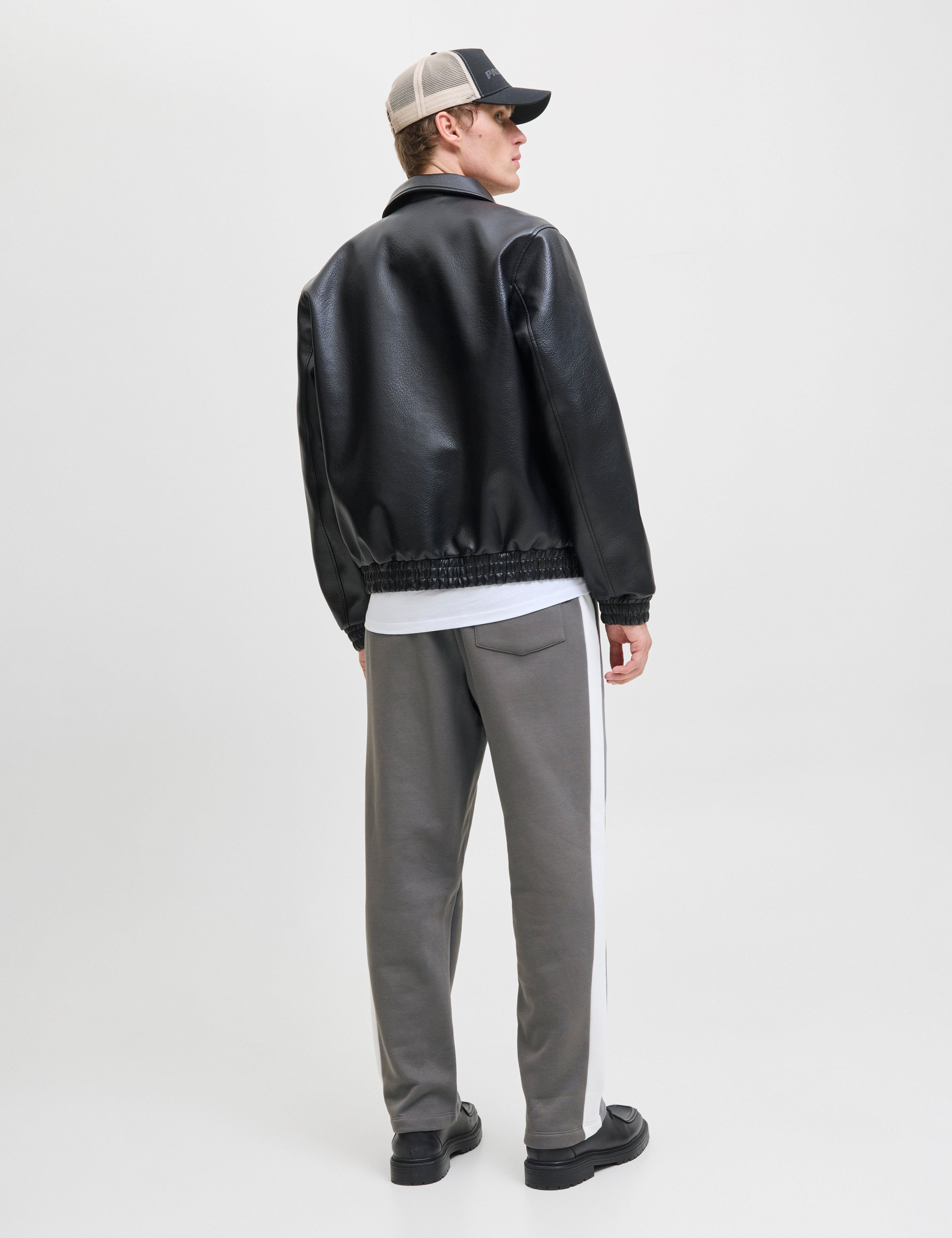 JACK & JONES JPSTKARL caspar sweat pants in castlerock - Image 2