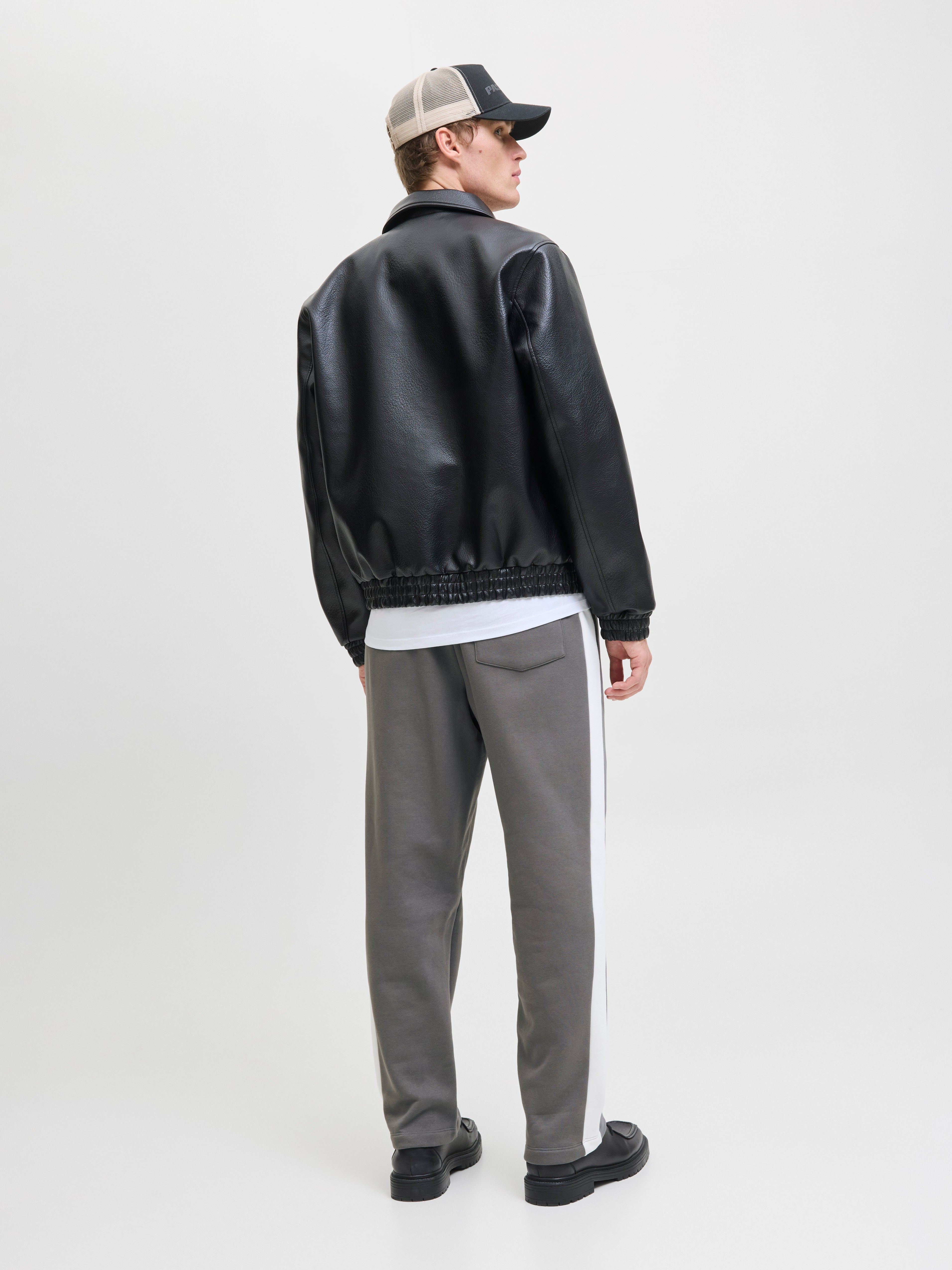 JACK & JONES JPSTKARL caspar sweat pants in castlerock - Image 2