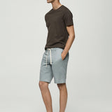 Mango bermudas atrani in water