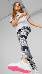 Puma essentials+ street art printed leggings youth in black - Model Shot 03