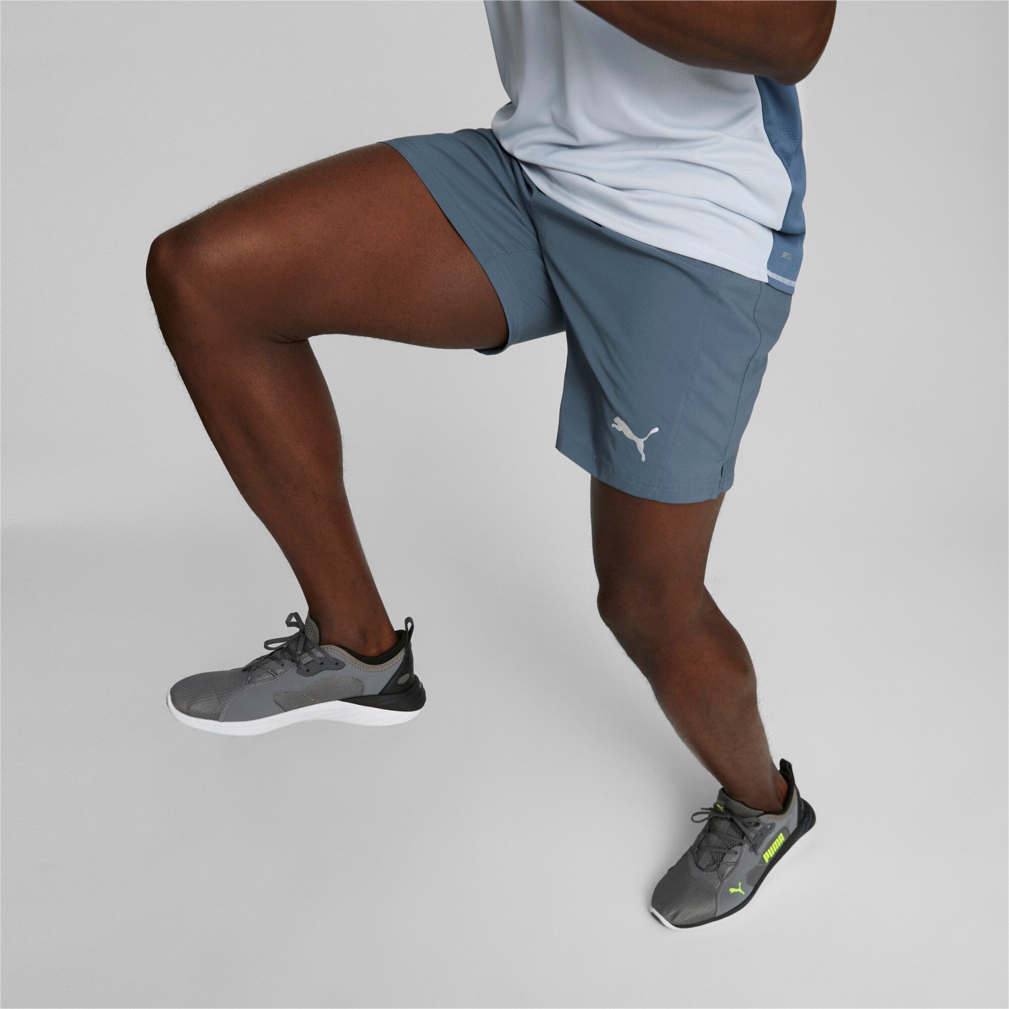 Puma running favourite woven 7" session shorts in black - Model Shot 01