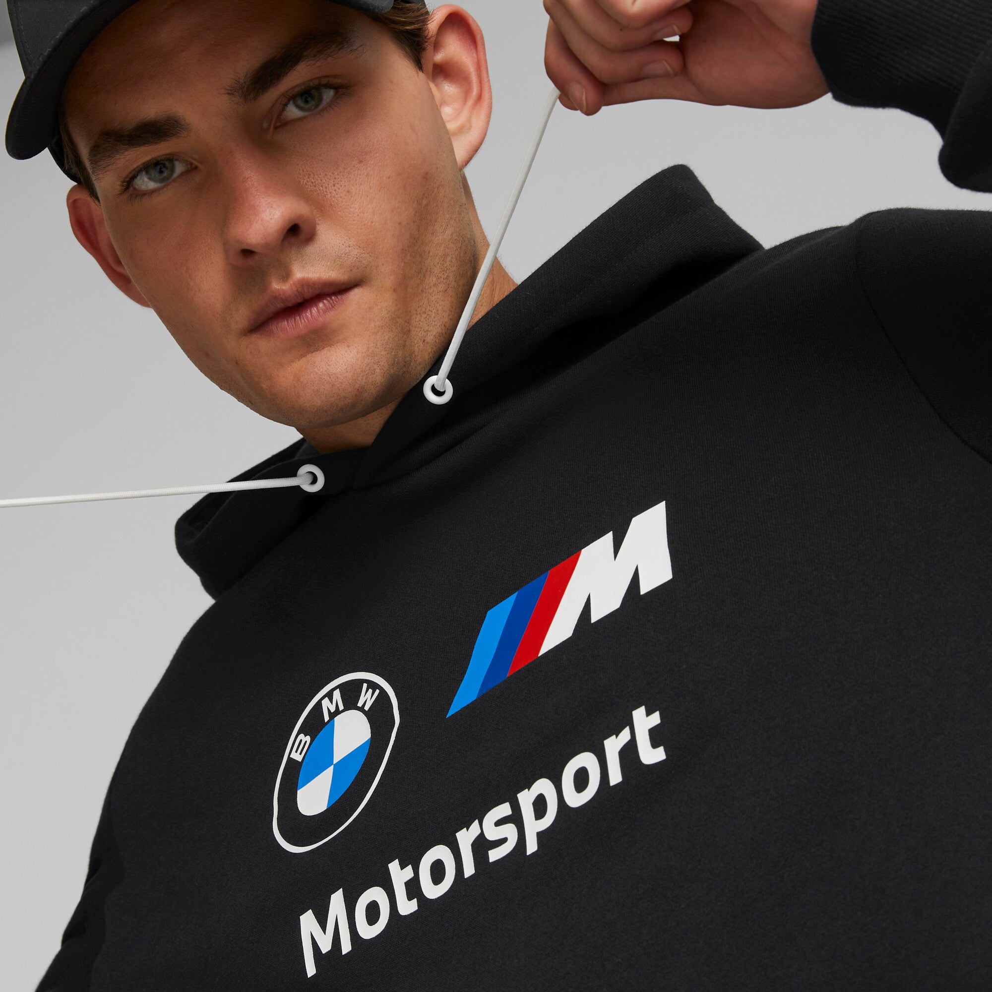 Puma bmw m motorsport essentials fleece hoodie men in black - Model Shot 01