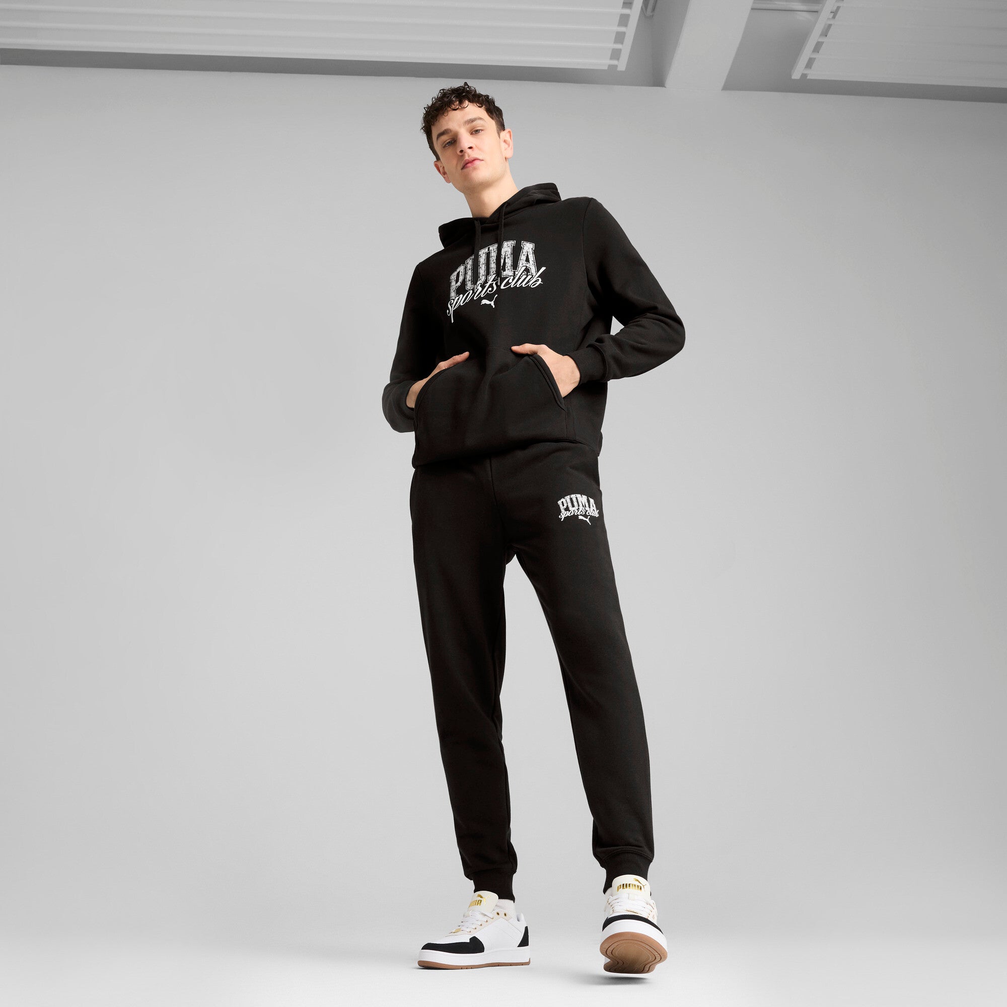 Puma class sweatpants in black - Model Shot 03