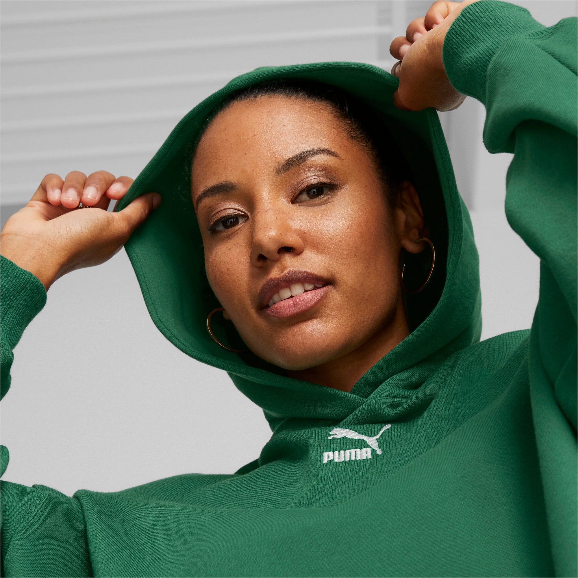 Puma classics oversized hoodie women in green - Model Shot 02