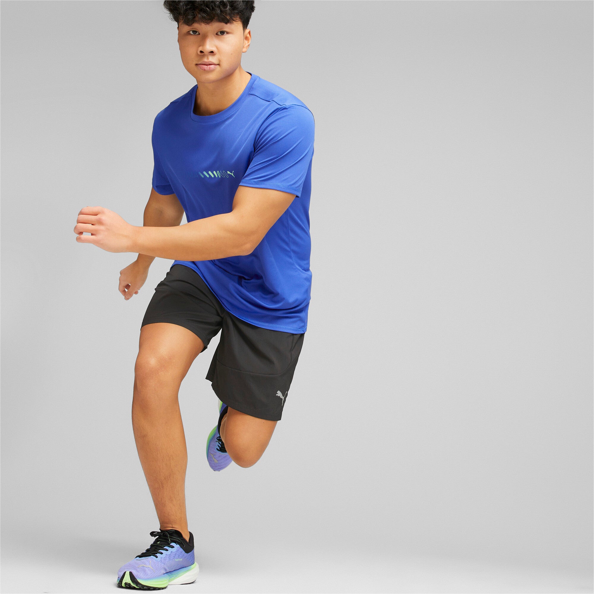 Puma run favourite logo tee men in black - Model Shot 02