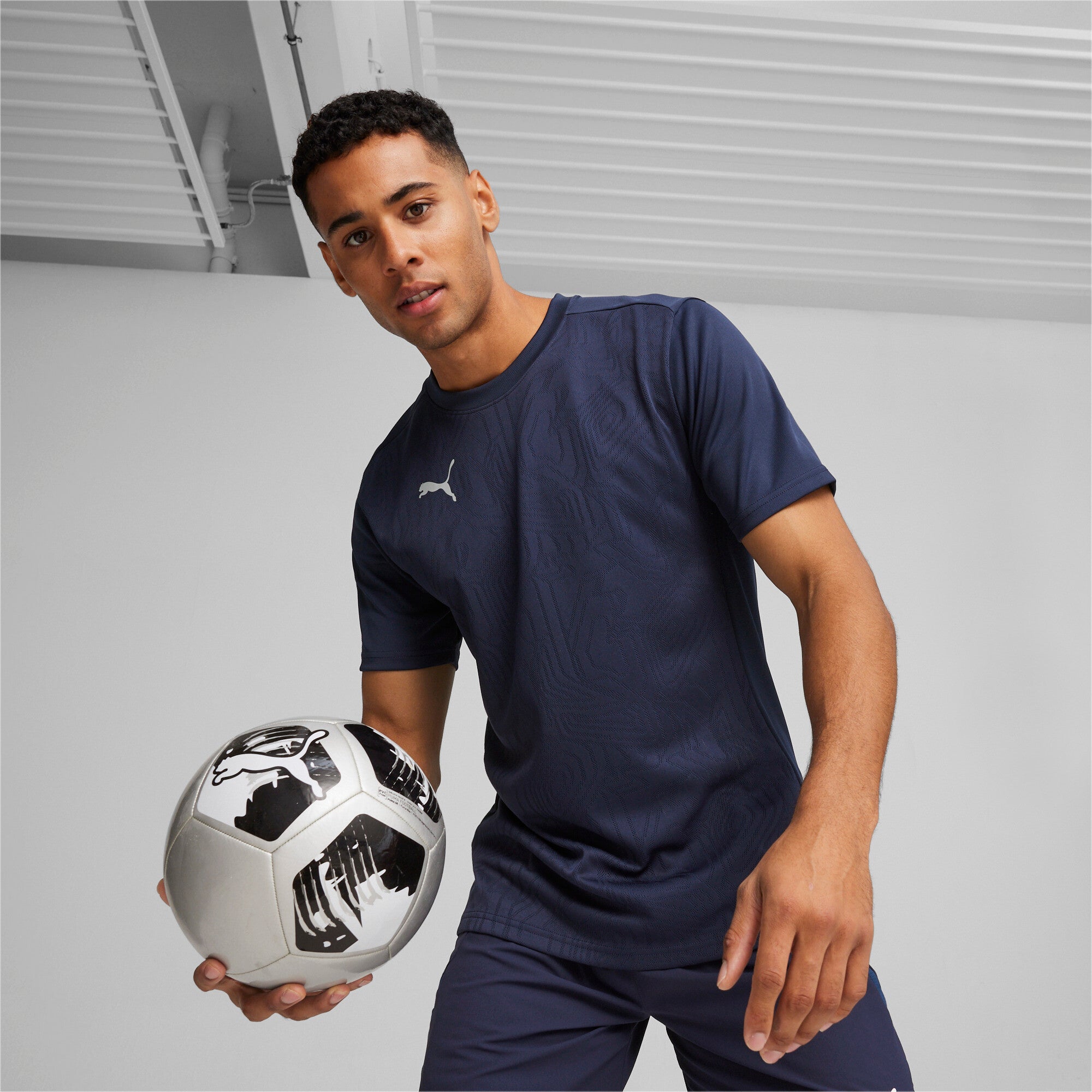 Puma teamFINAL football training jersey in navy and silver - Model Shot 01