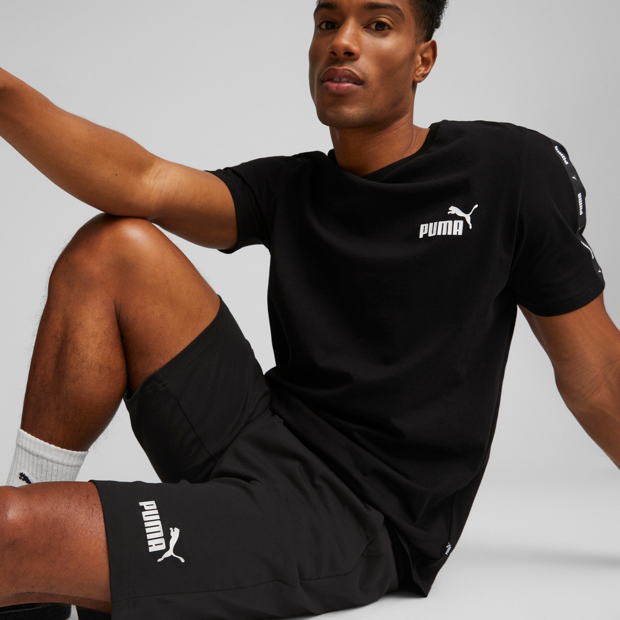 Puma essentials jersey shorts in black - Model Shot 02