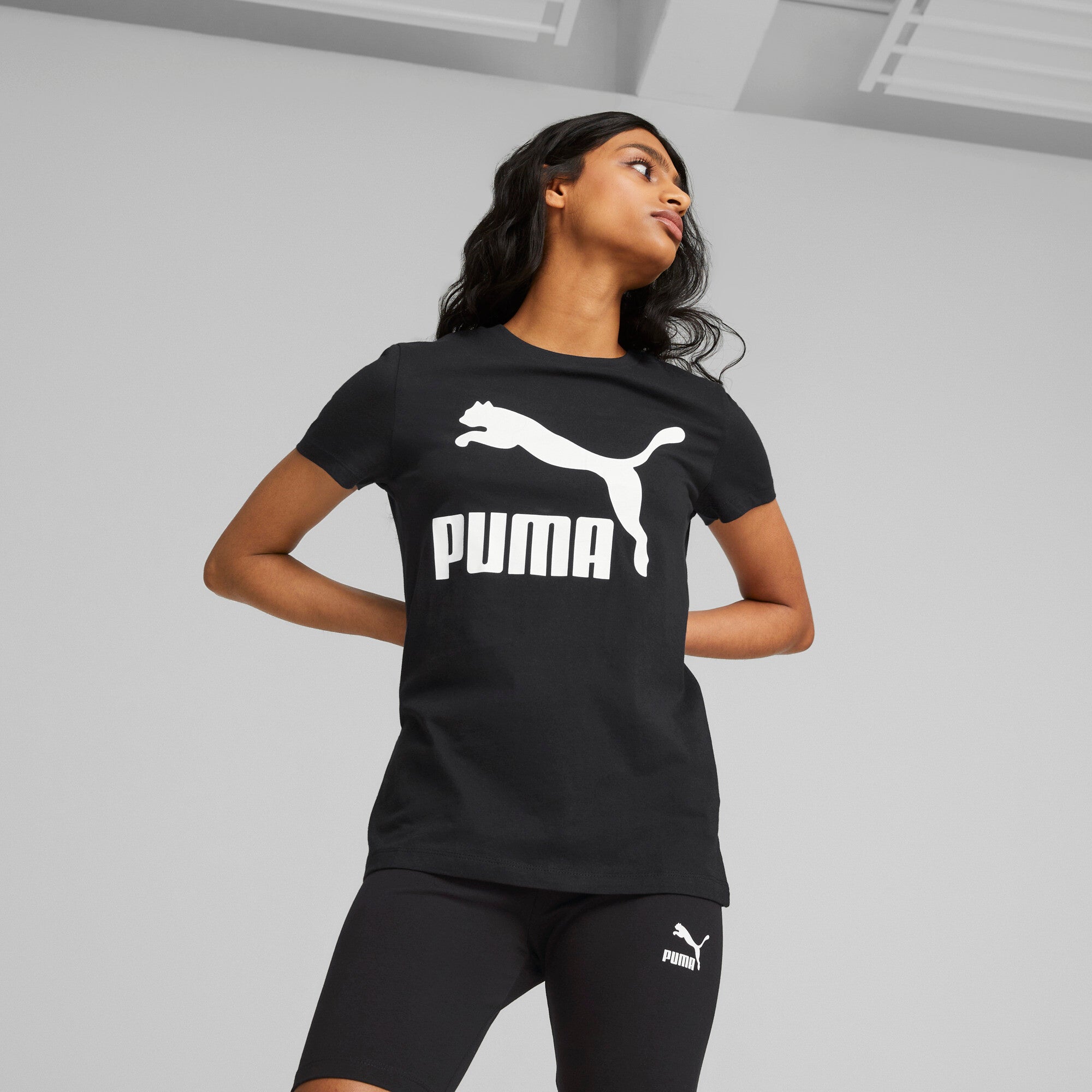 Puma classics logo women's tee in black - Model Shot 01
