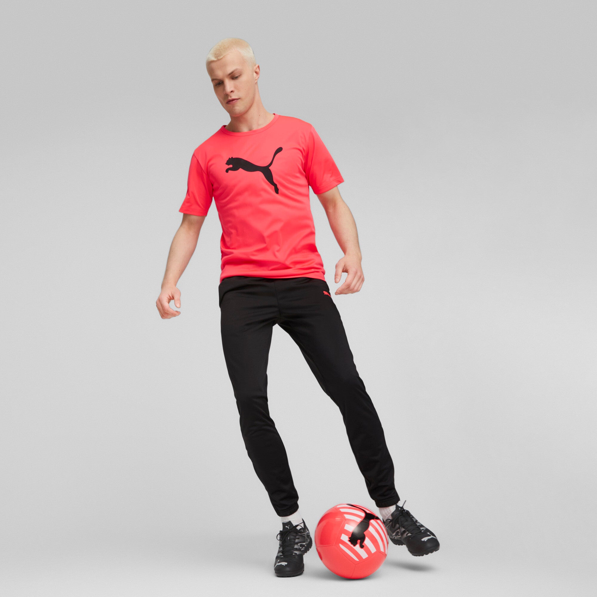 Puma football attacanto tt boots in black - Model Shot 02