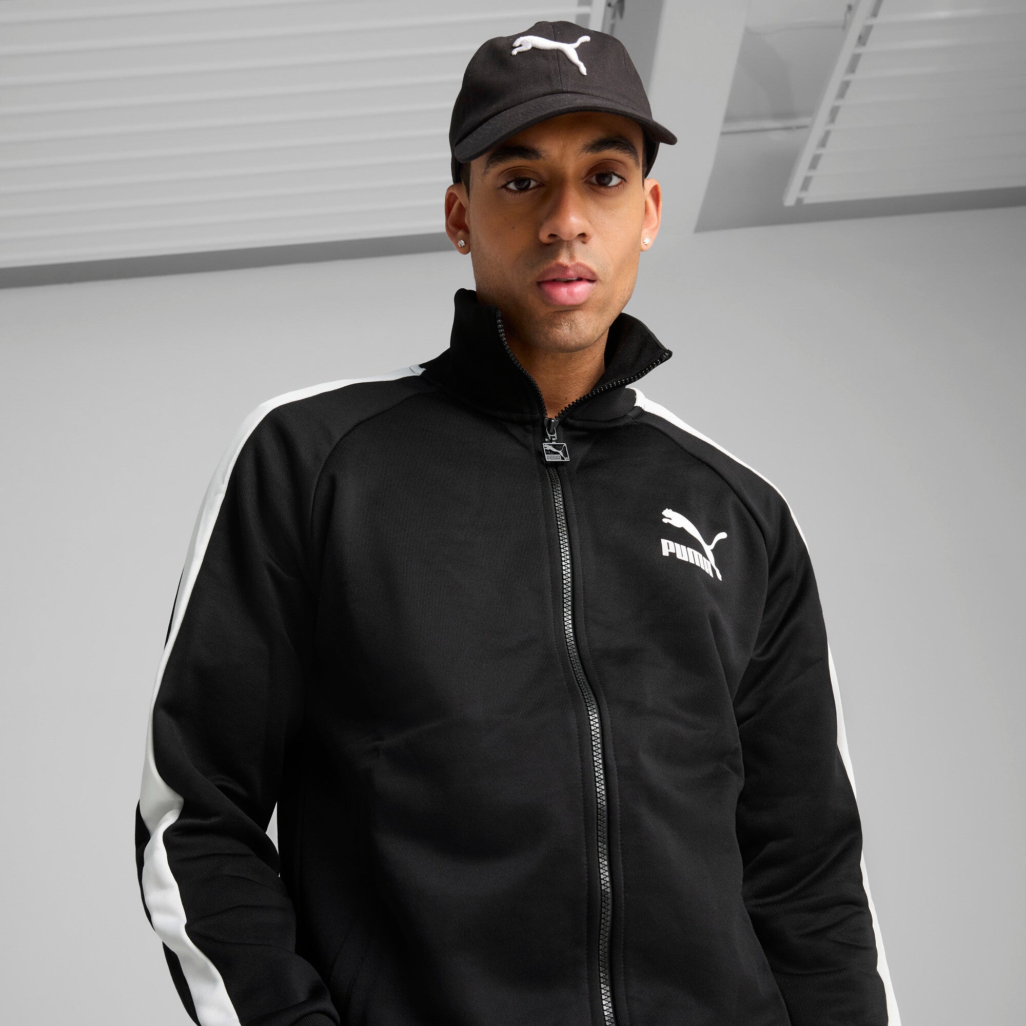 Puma ESS cat bb cap in black - Model Shot 01