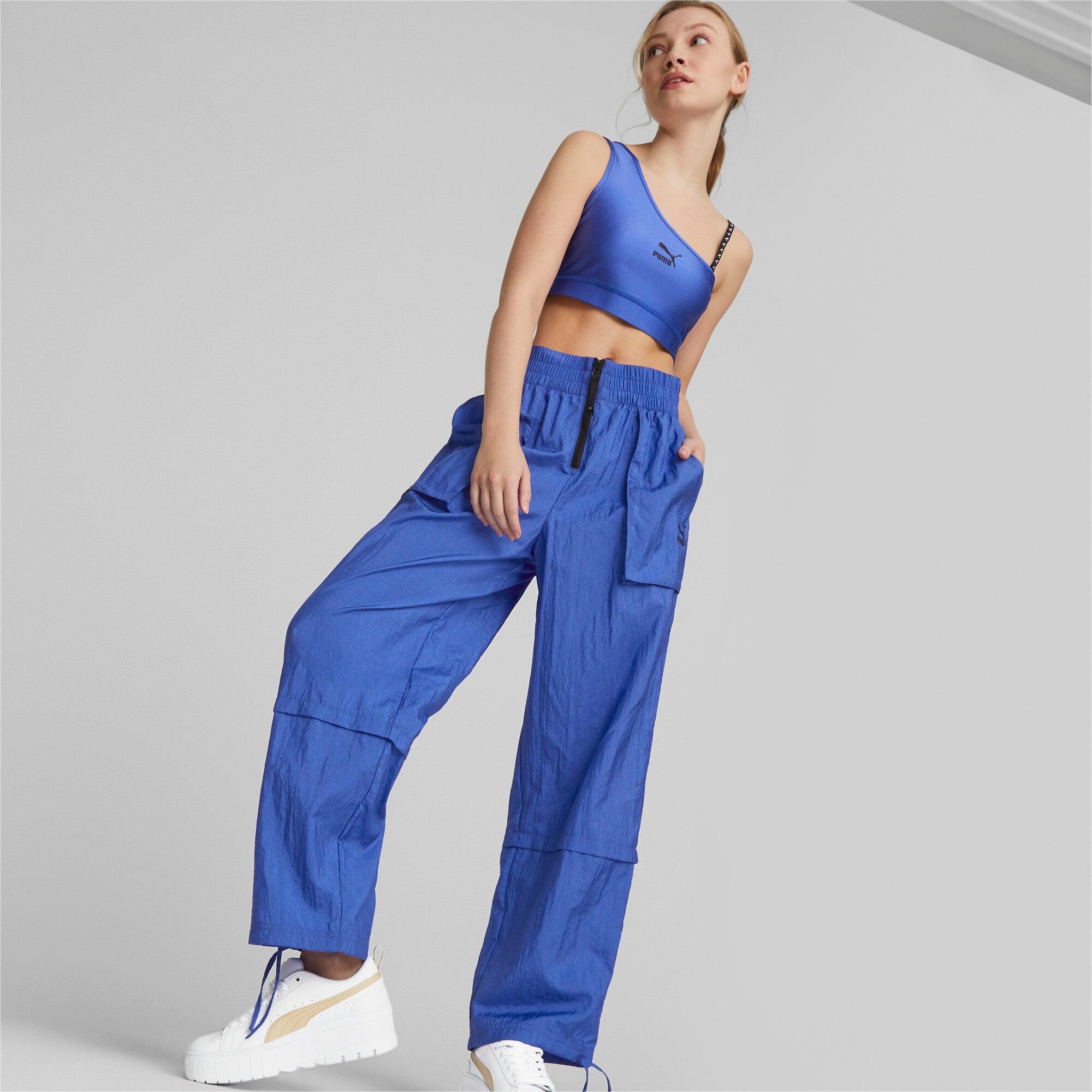 Puma dare to woven pants women in blue - Model Shot 01