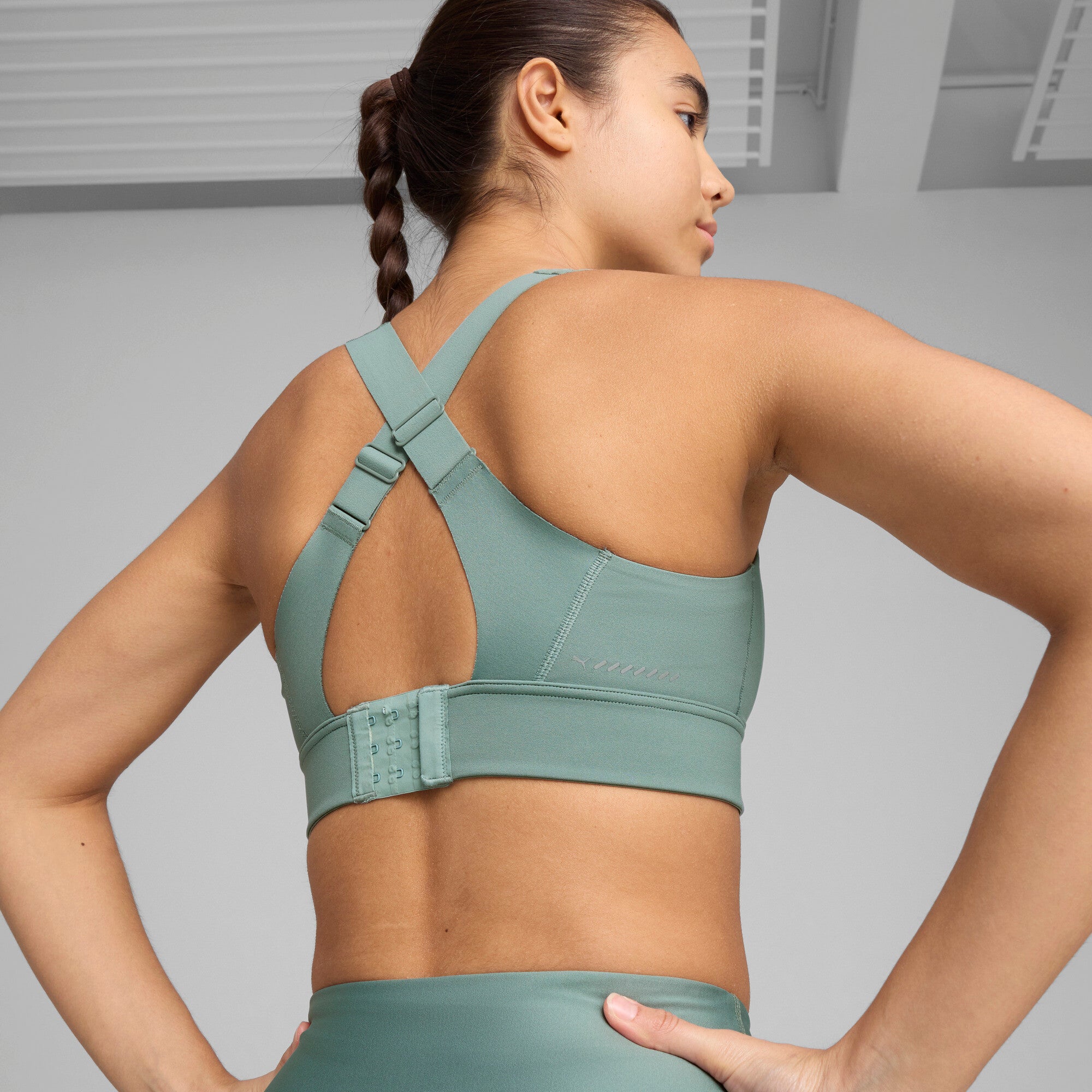 Puma pwrbreathe run bra in green moon - Model Shot 02