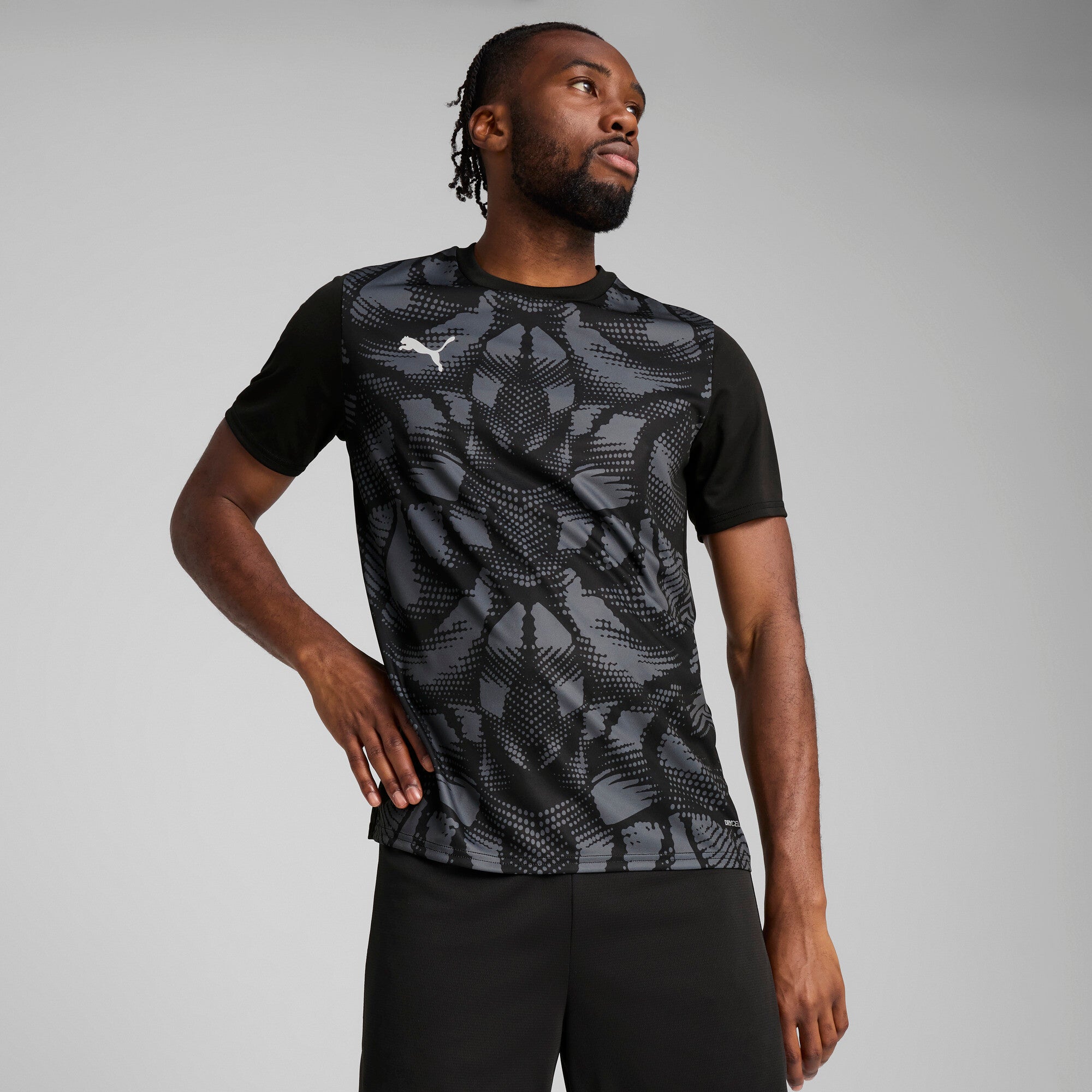 Puma teamULTIMATE football jersey in black and white - Model Shot 01