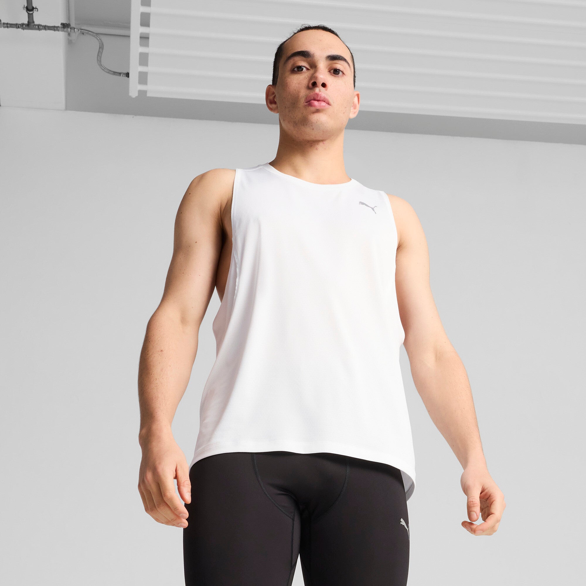 Puma VELOCITY running tank in white - Model Shot 01