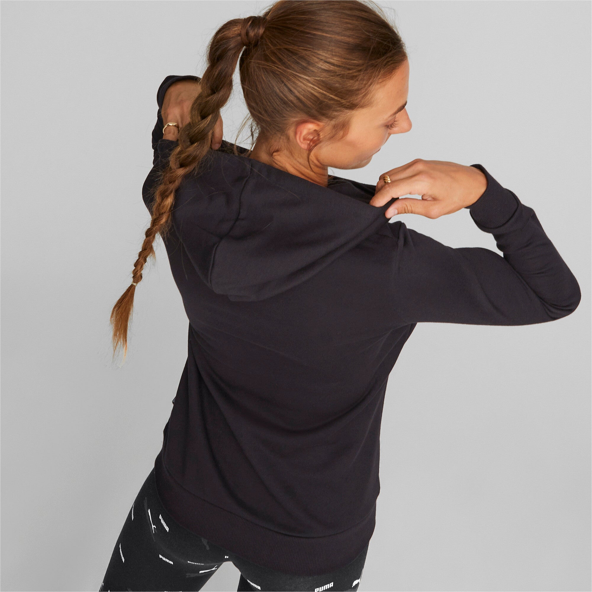 Puma essentials+ logo power hoodie women in black - Model Shot 03