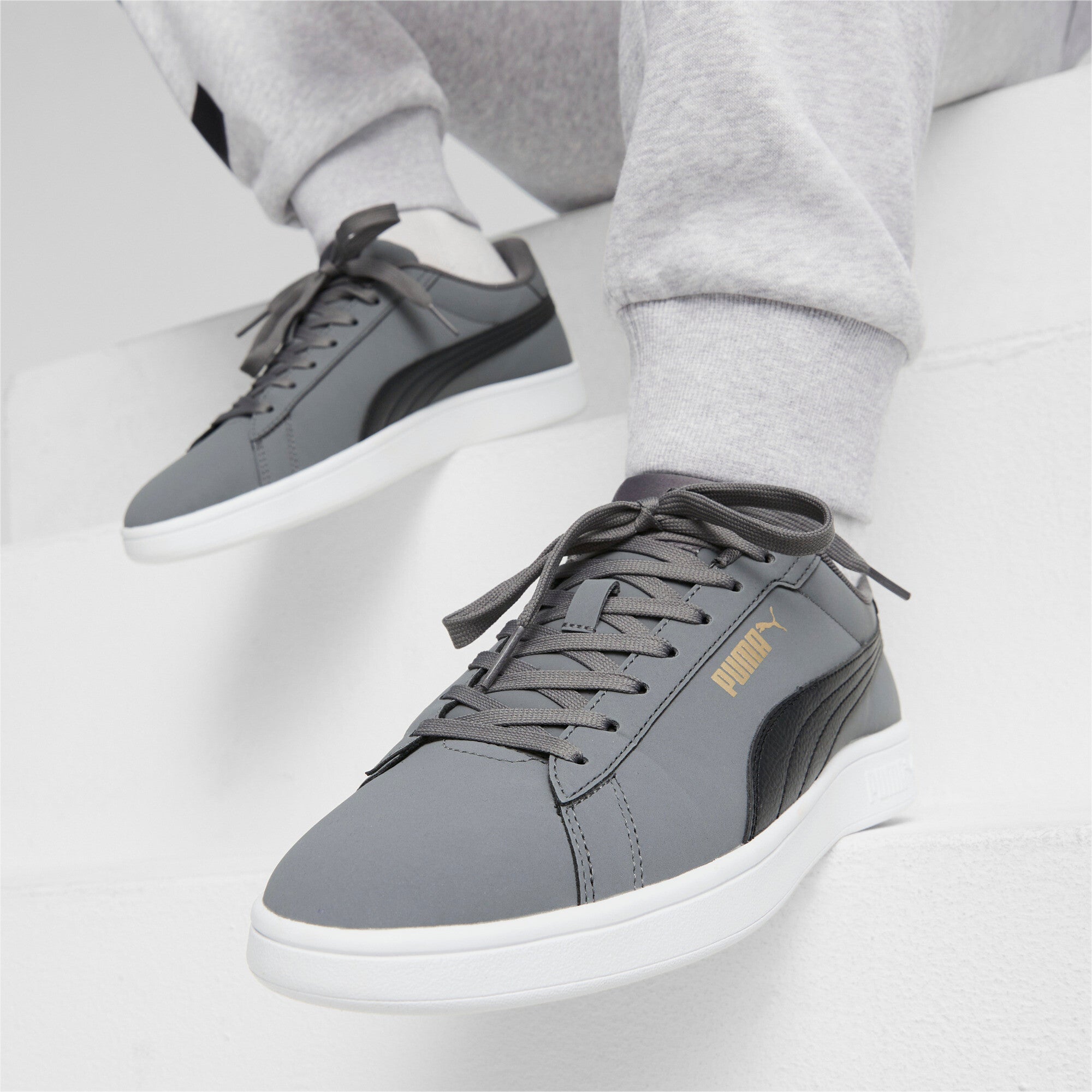 Puma smash 3.0 buck sneakers in black - Model Shot 01