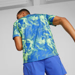 Puma run favourite printed graphic tee men in black - Model Shot 02