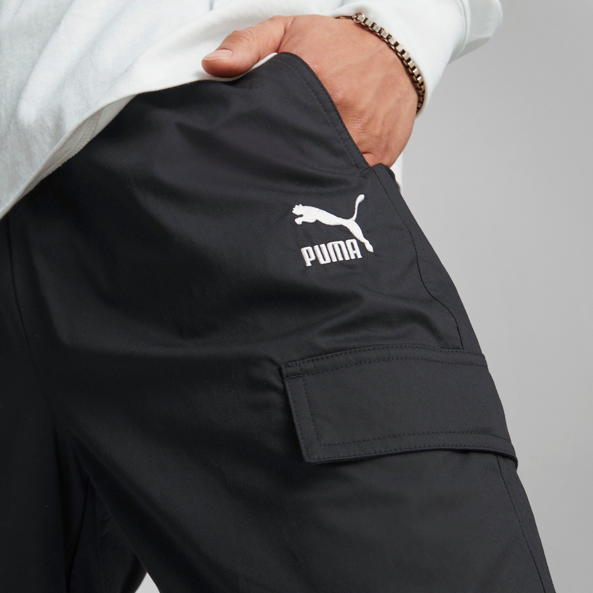 Puma classics woven pants men in black - Model Shot 03